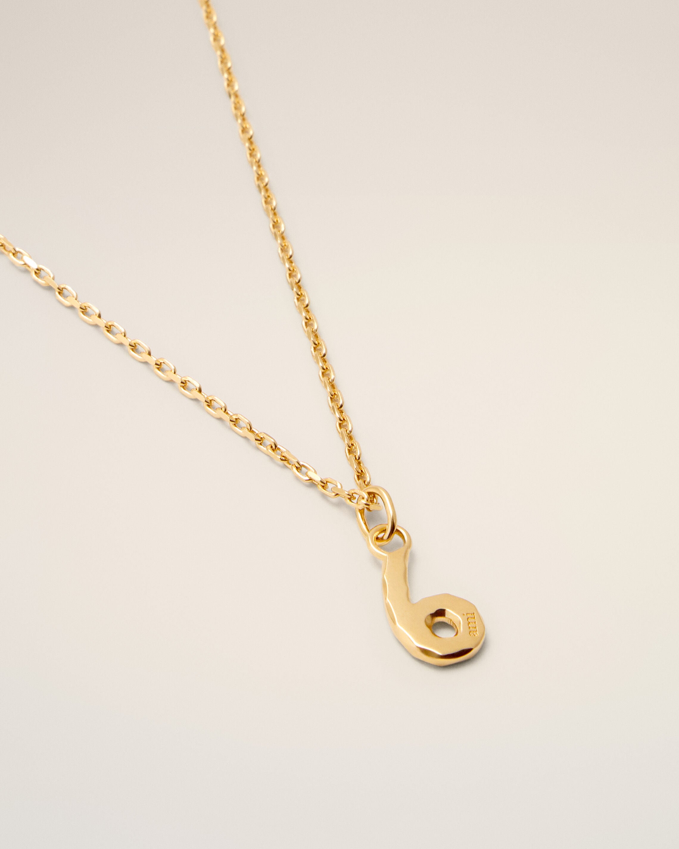 Halskette mit Anhänger „6“ aus gehämmertem goldfarbenem Messing - 3