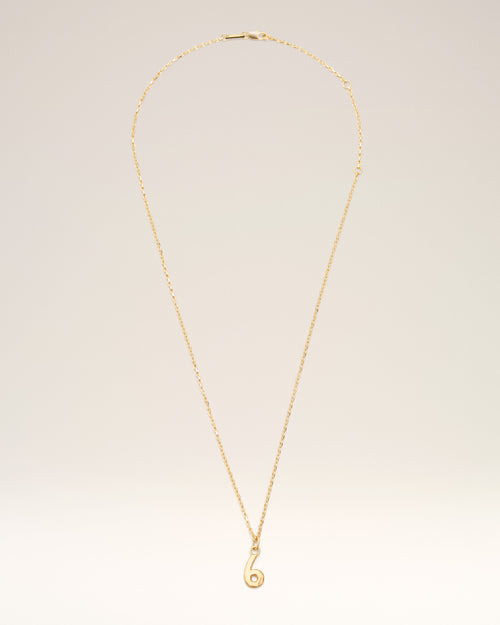                                 Collana con pendente “6” in ottone dorato martellato - 3                             - Ami Paris