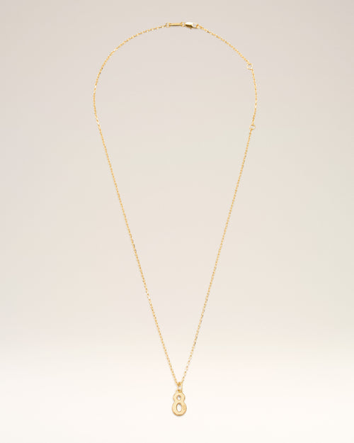                                 Collar con colgante "8" martillado de latón dorado - 3                             - Ami Paris