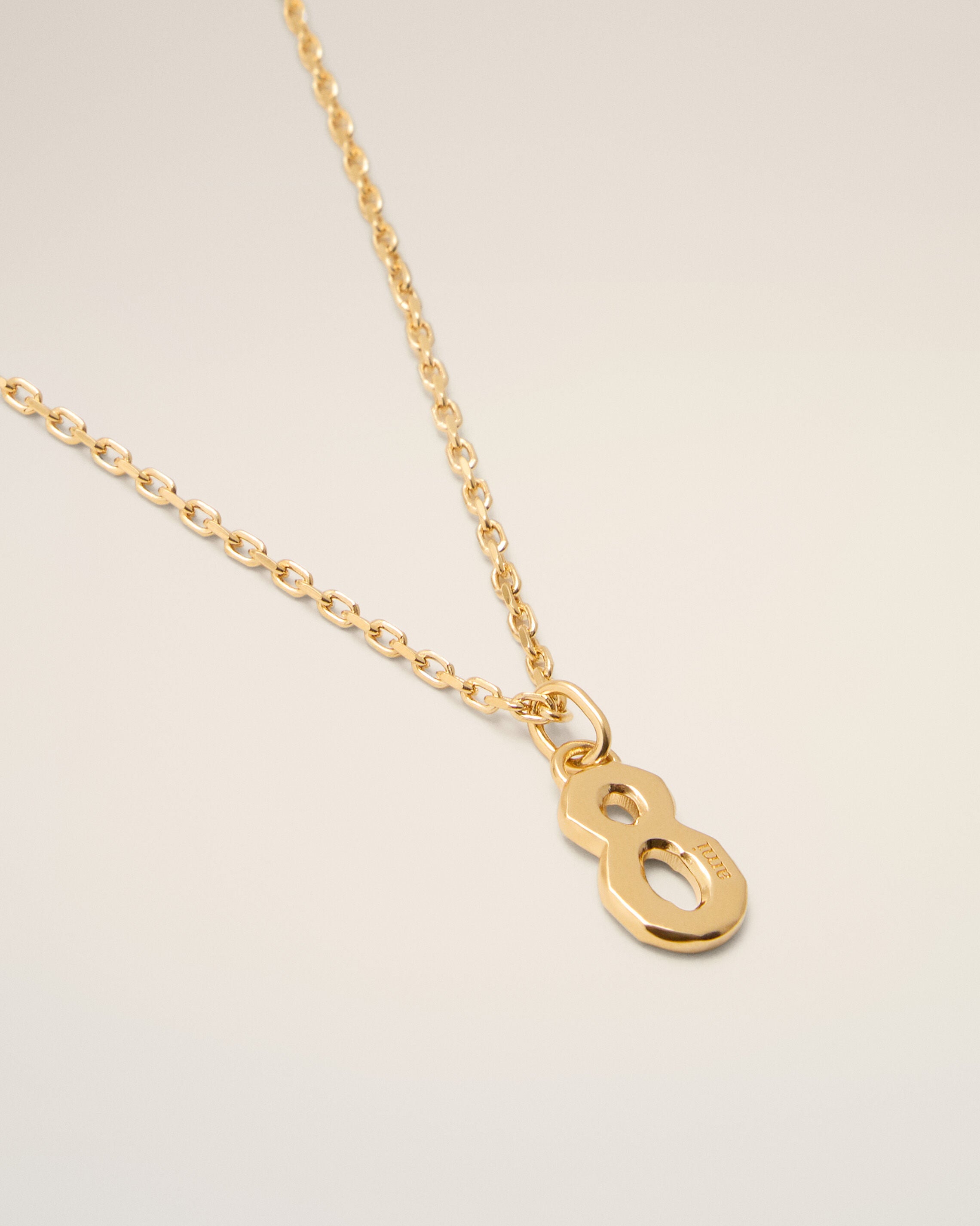 Collar con colgante "8" martillado de latón dorado - 7