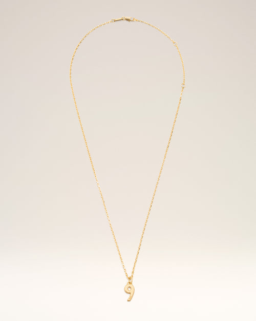                                 Collar con colgante "9" martillado de latón dorado - 3                             - Ami Paris