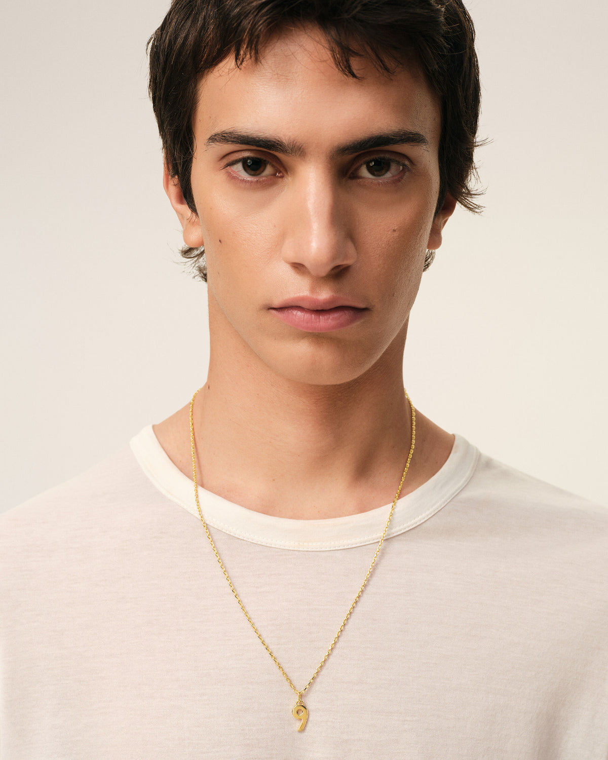 Collar con colgante "9" martillado de latón dorado - 2