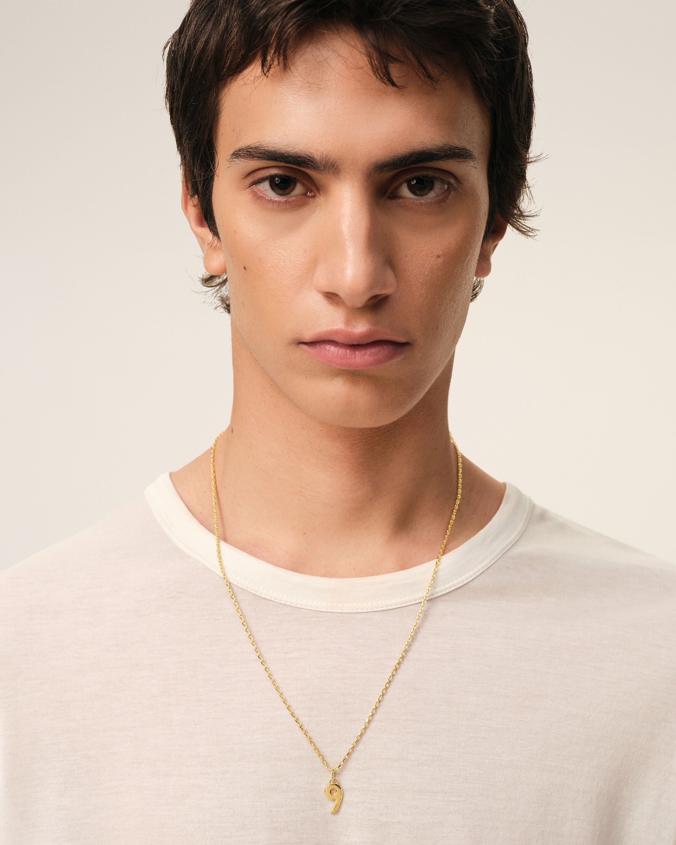 Collar con colgante "9" martillado de latón dorado - 2