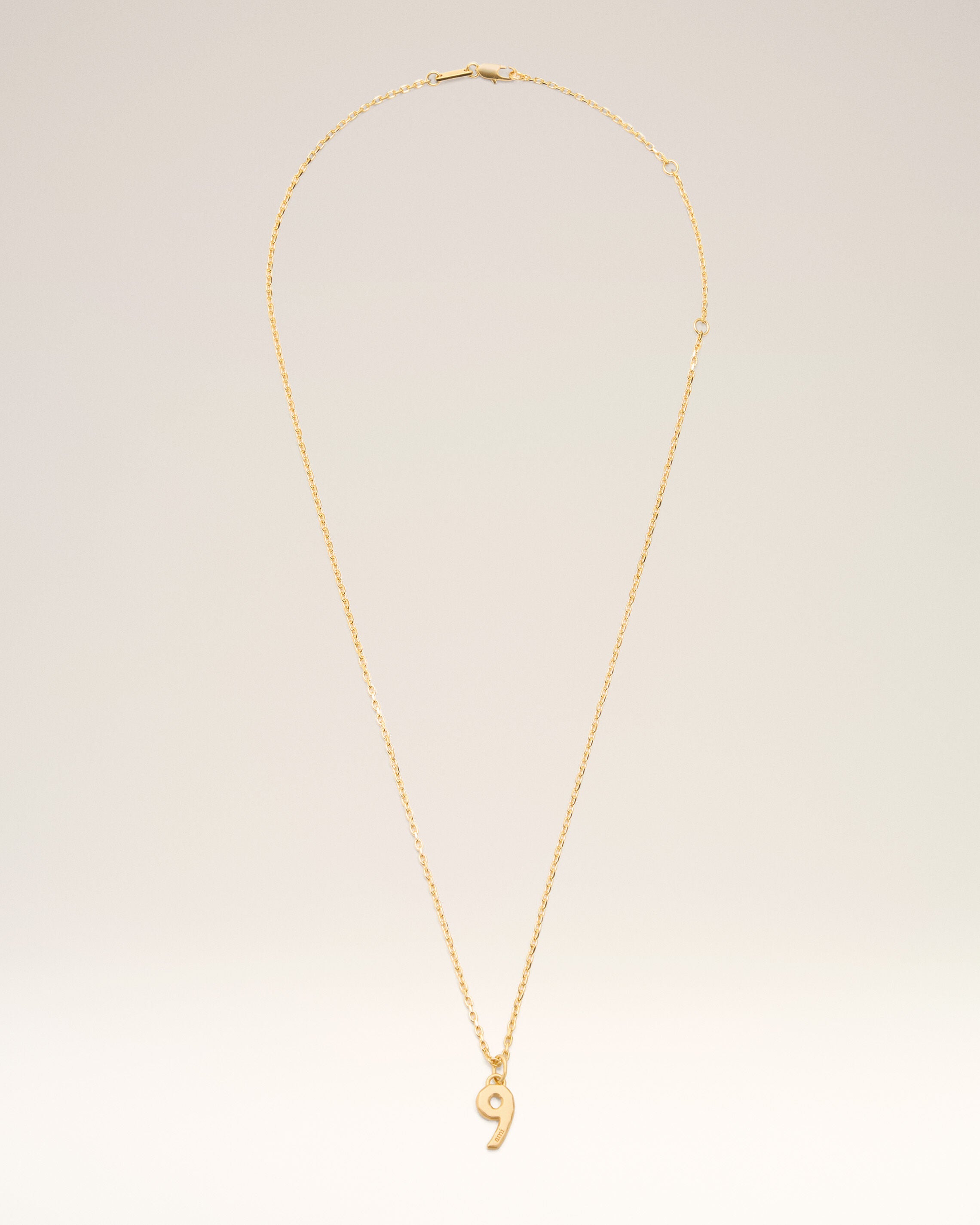 Collar con colgante "9" martillado de latón dorado - 1