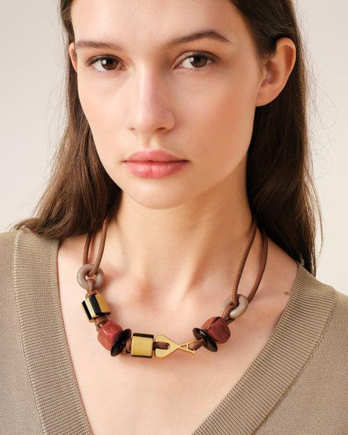                                 Collar de perlas Ami de Cœur de piel marrón - 3                             - Ami Paris