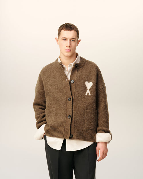 Ami De Coeur Cardigan aus Alpakawolle in Braun - 1 - Ami Paris