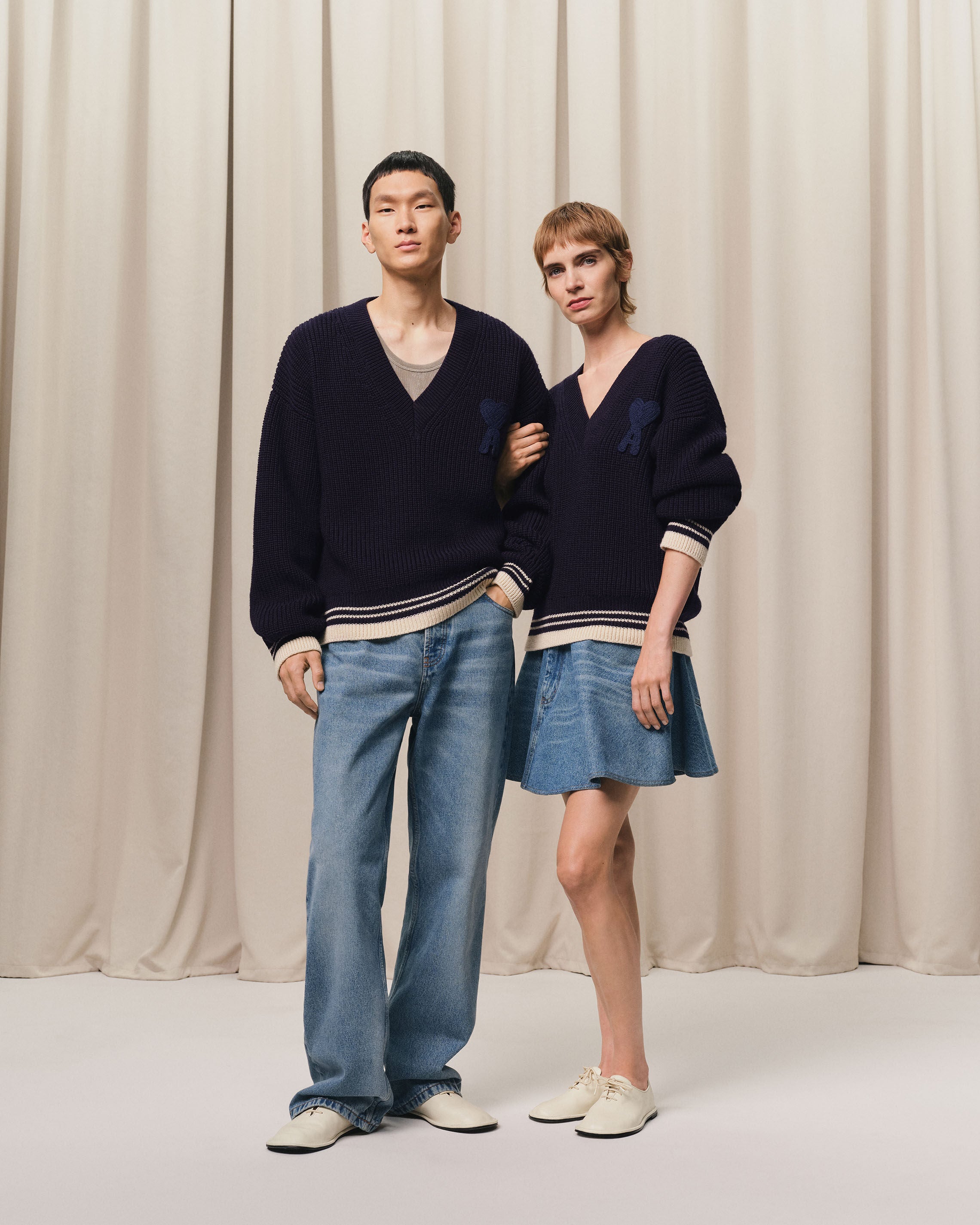 ネイビー ウールリブ Vネック セーター ネイビーブルー | AMI PARIS