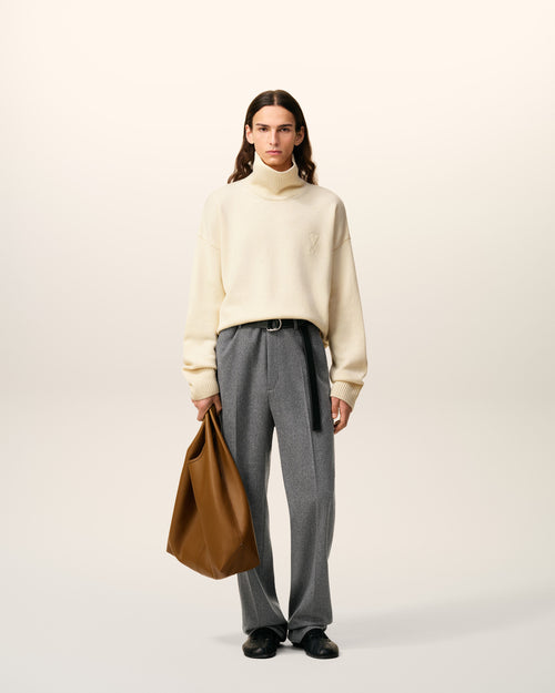 Ami De Coeur Pullover mit hohem Stehkragen aus Wolle in Weiß - 1 - Ami Paris