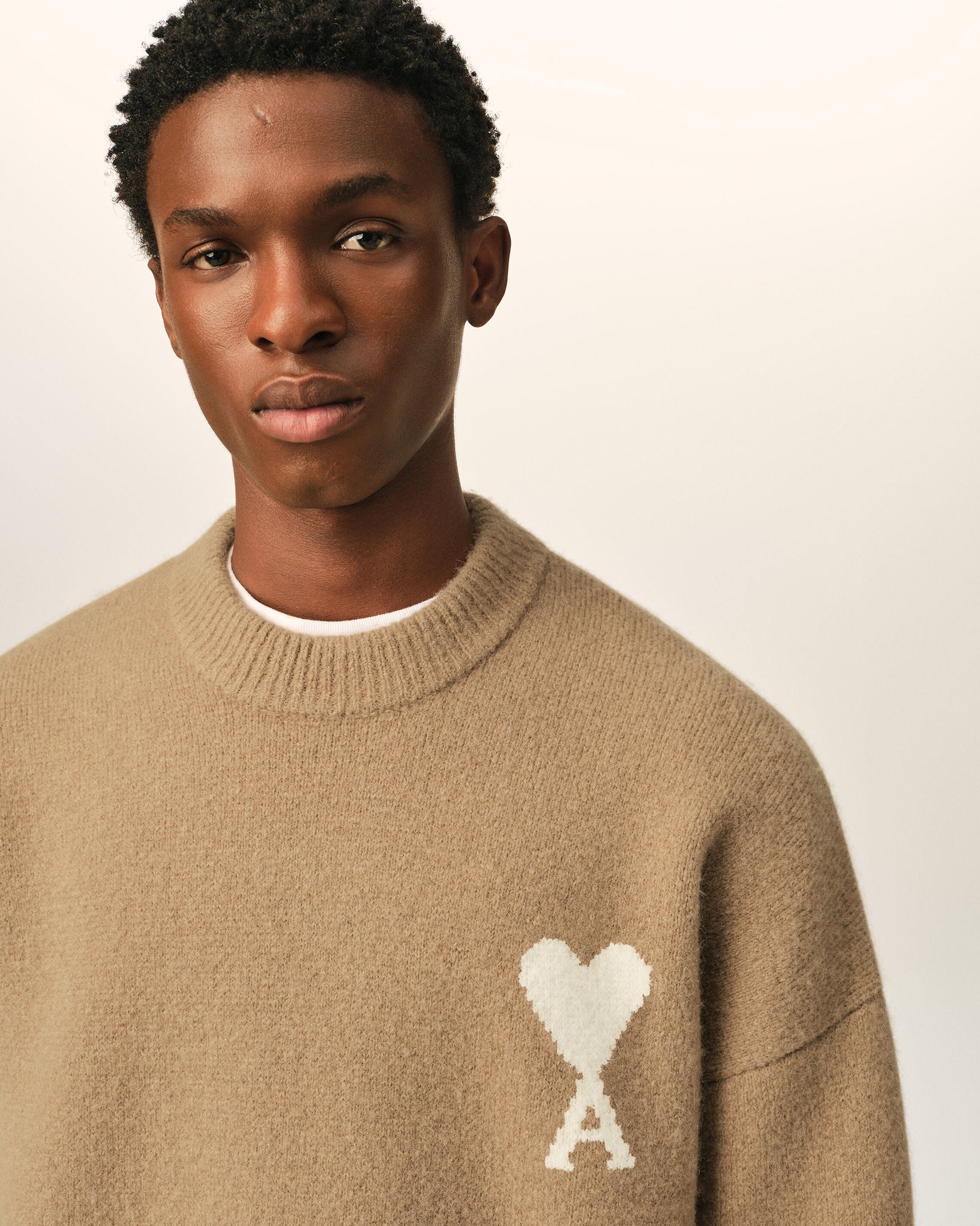 Beige crewneck alpaca sweater with Ami de Coeur - 4