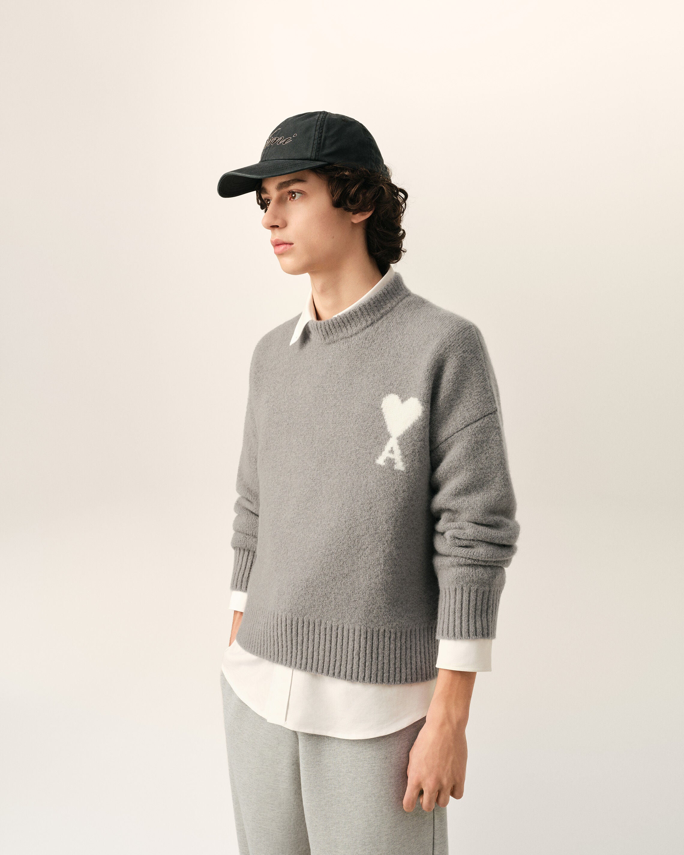 ASH GRAY/ECRU Grey crewneck alpaca sweater with Ami de Coeur | Ami