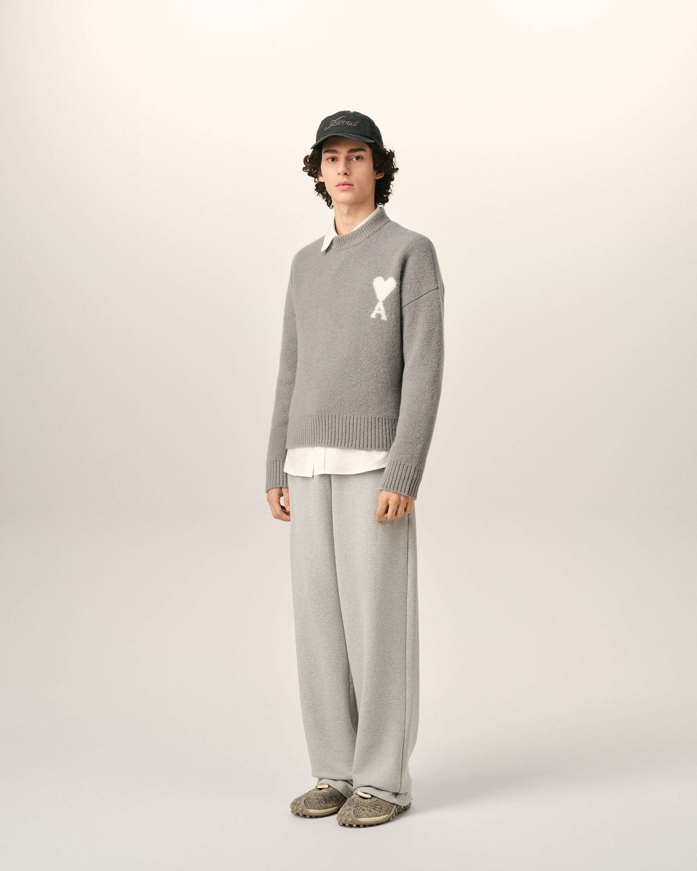 ASH GRAY/ECRU Grey crewneck alpaca sweater with Ami de Coeur | Ami