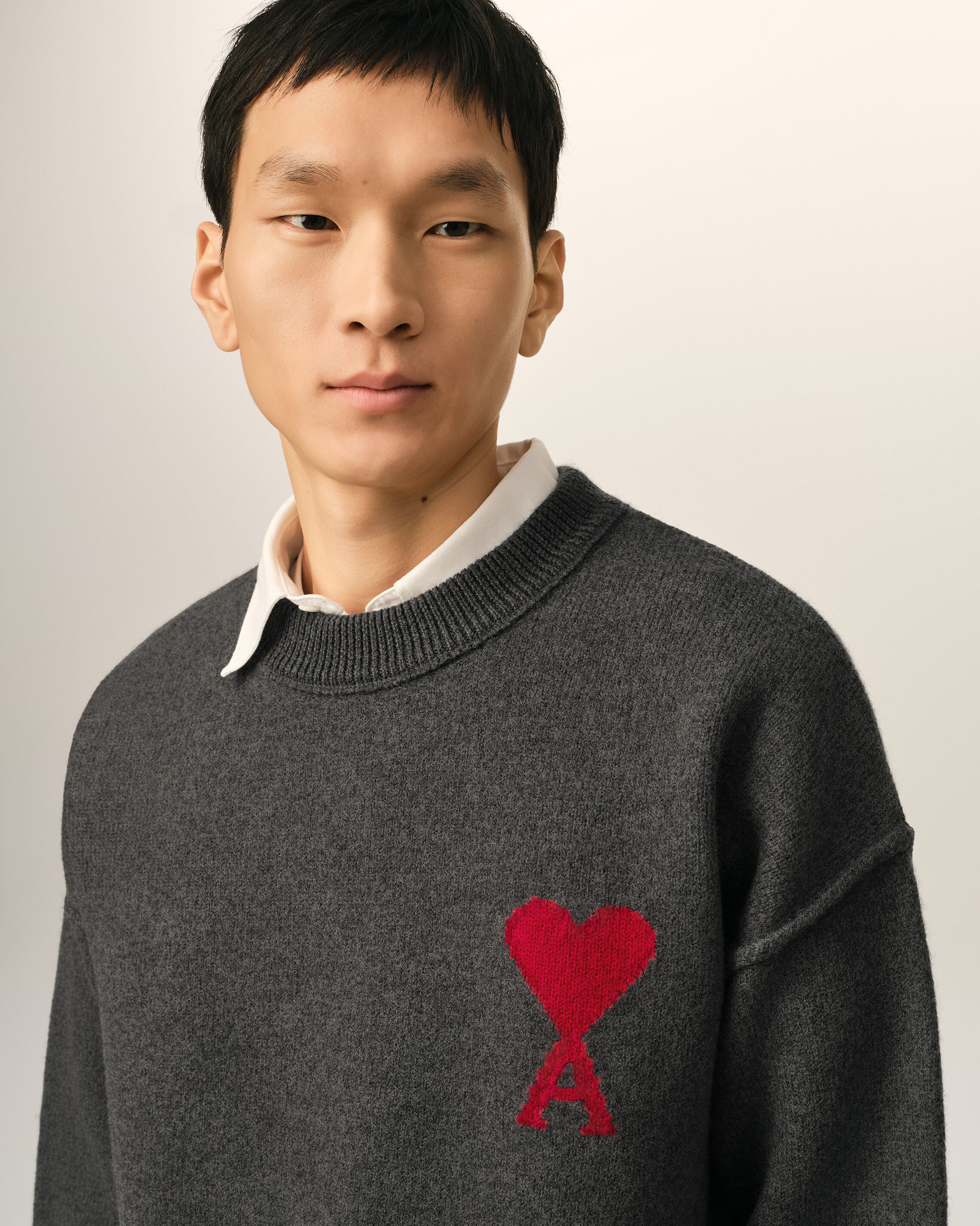 Grey crewneck wool sweater with Ami de Coeur - 4