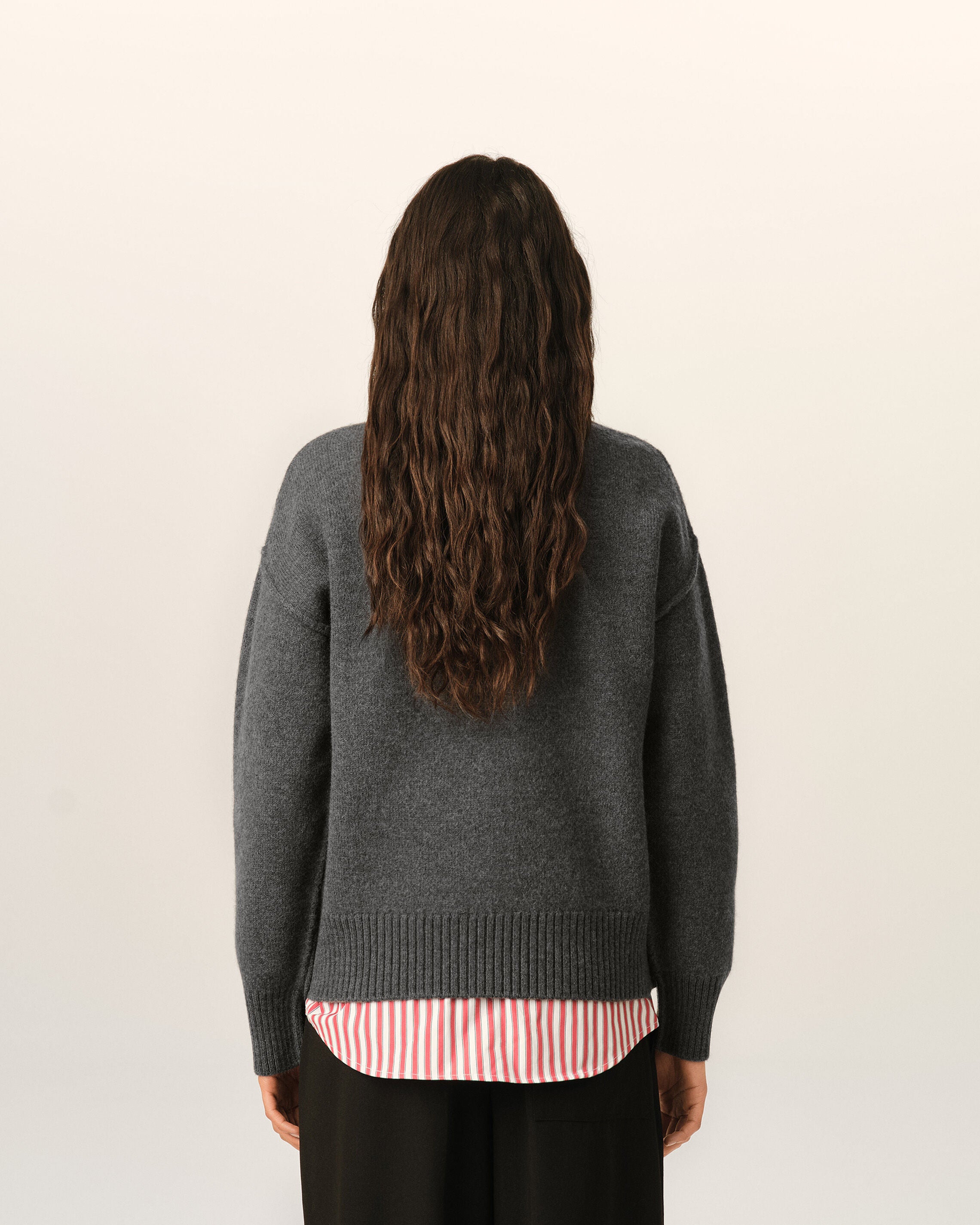 Grey crewneck wool sweater with Ami de Coeur - 11