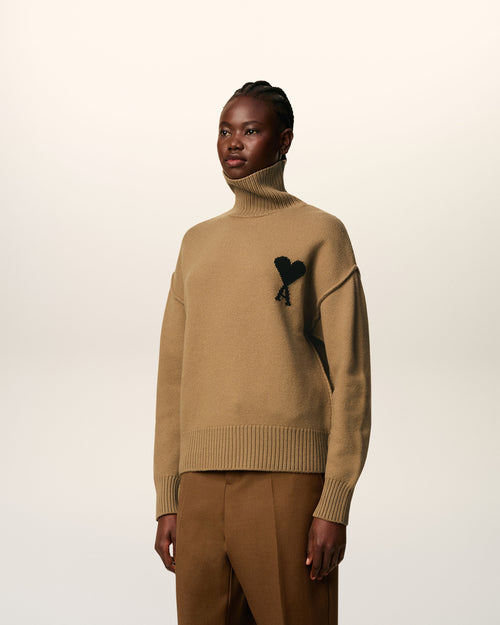 Ami De Coeur Pullover mit hohem Stehkragen aus Wolle in Braun - 12 - Ami Paris