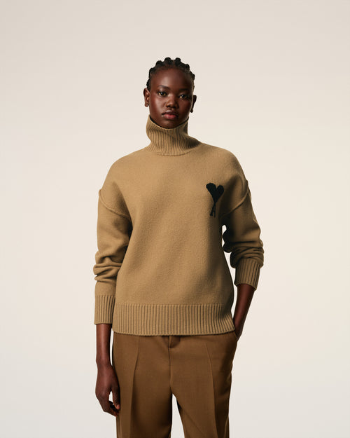 Ami De Coeur Pullover mit hohem Stehkragen aus Wolle in Braun - 9 - Ami Paris