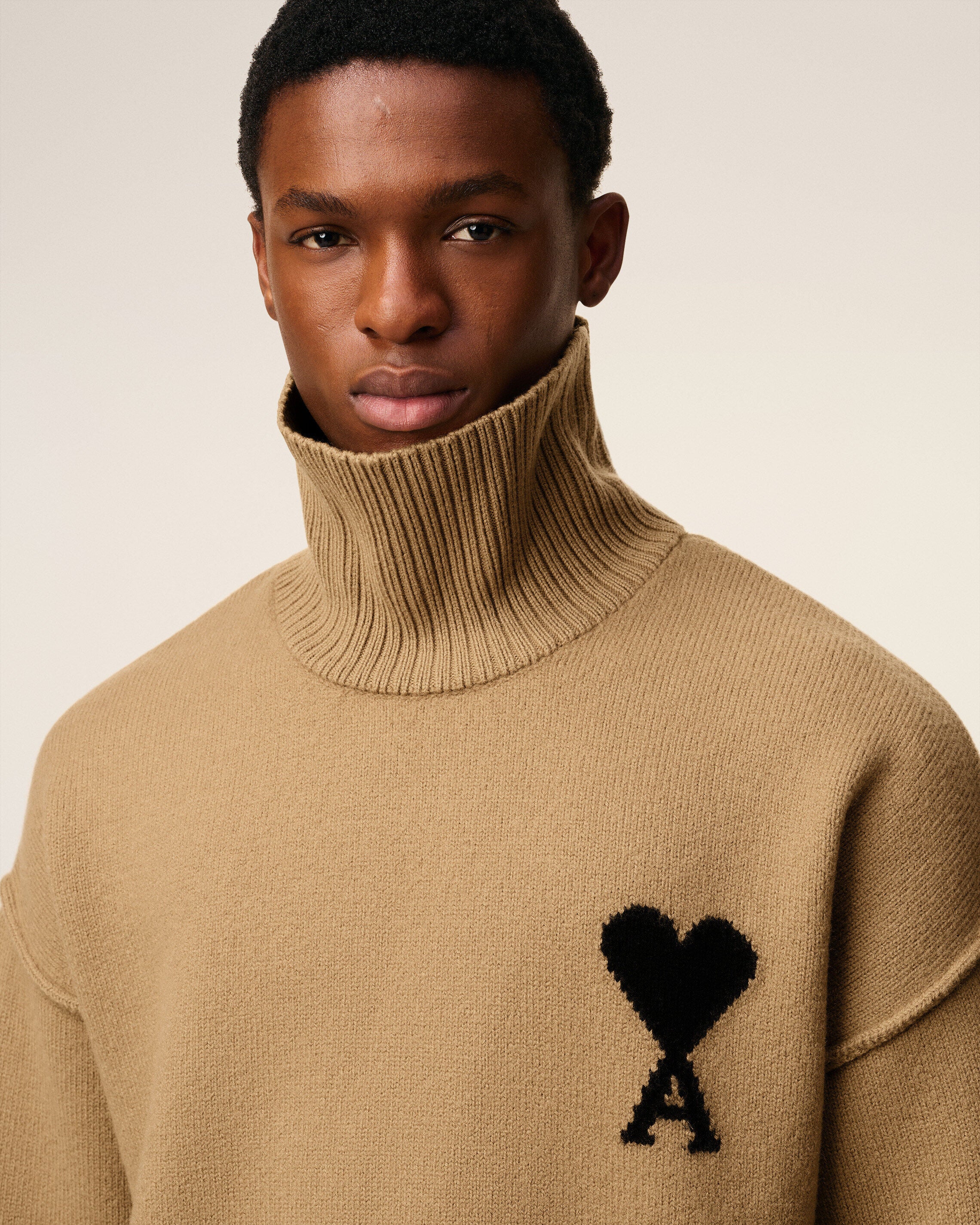 LサイズAMI PARIS AMI DE COEUR ファンネルネック セーター BLACK/RED Black Wool Ami De Coeur Funnel Neck Sweater | AMI PARIS