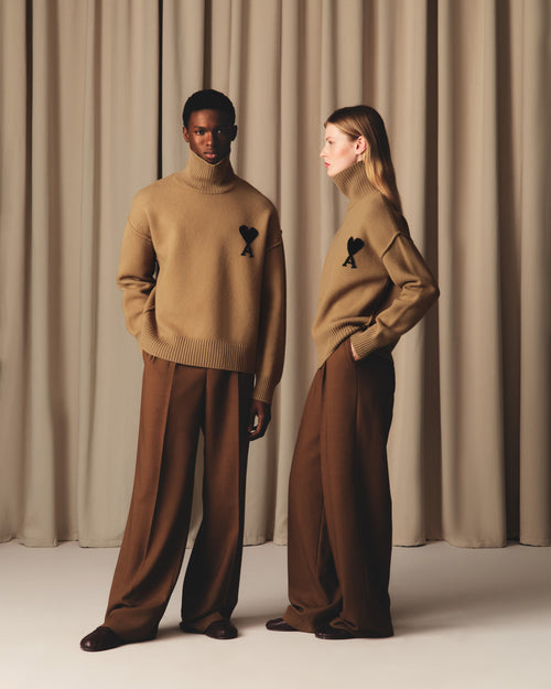 Ami De Coeur Pullover mit hohem Stehkragen aus Wolle in Braun - 14 - Ami Paris