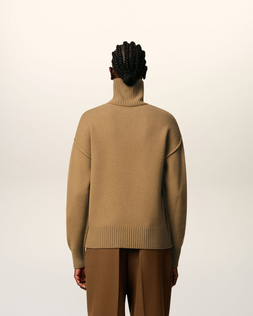 Ami De Coeur Pullover mit hohem Stehkragen aus Wolle in Braun - 11 - Ami Paris