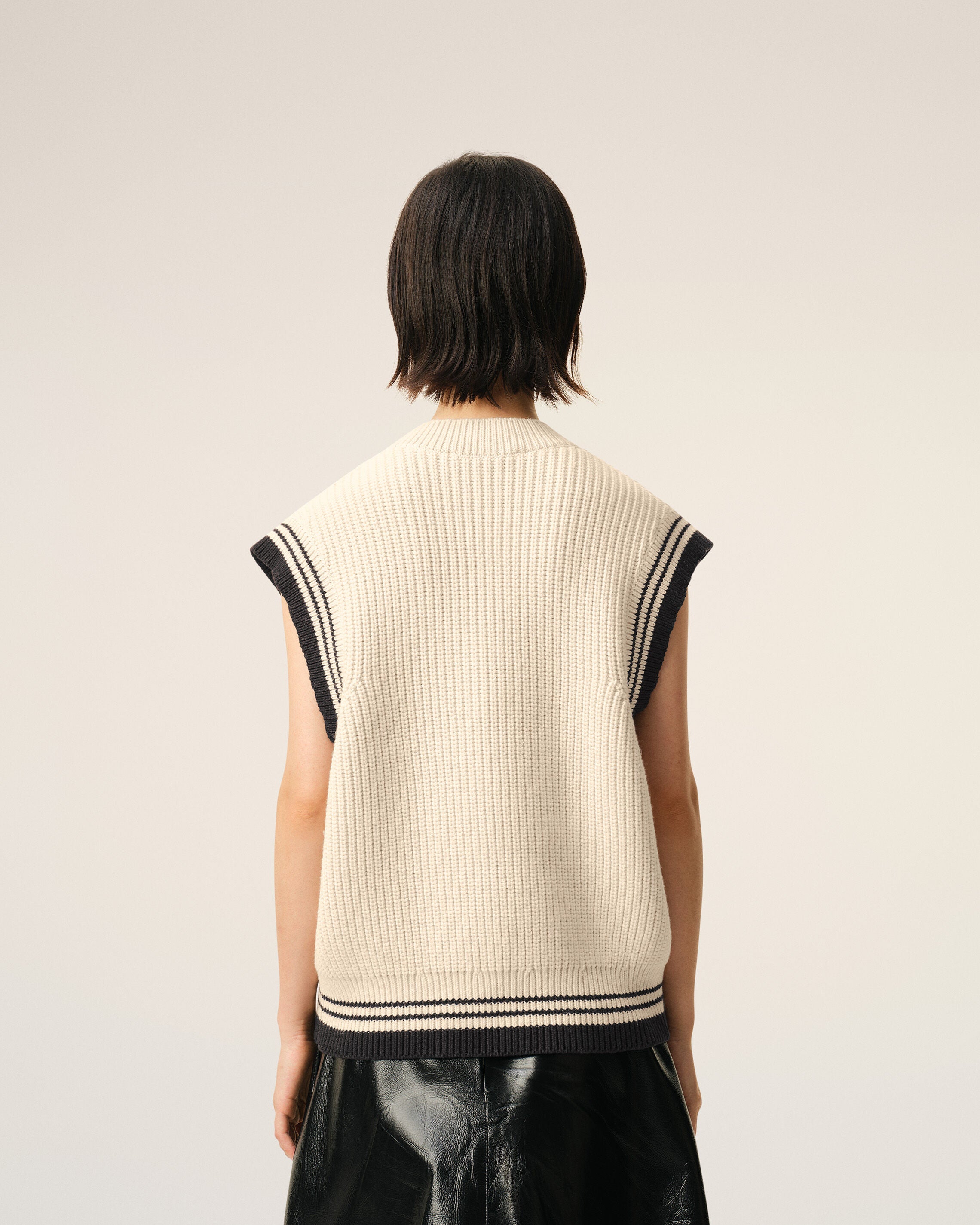 White Ribbed Wool Sleeveless Ami De Coeur Sweater - 11