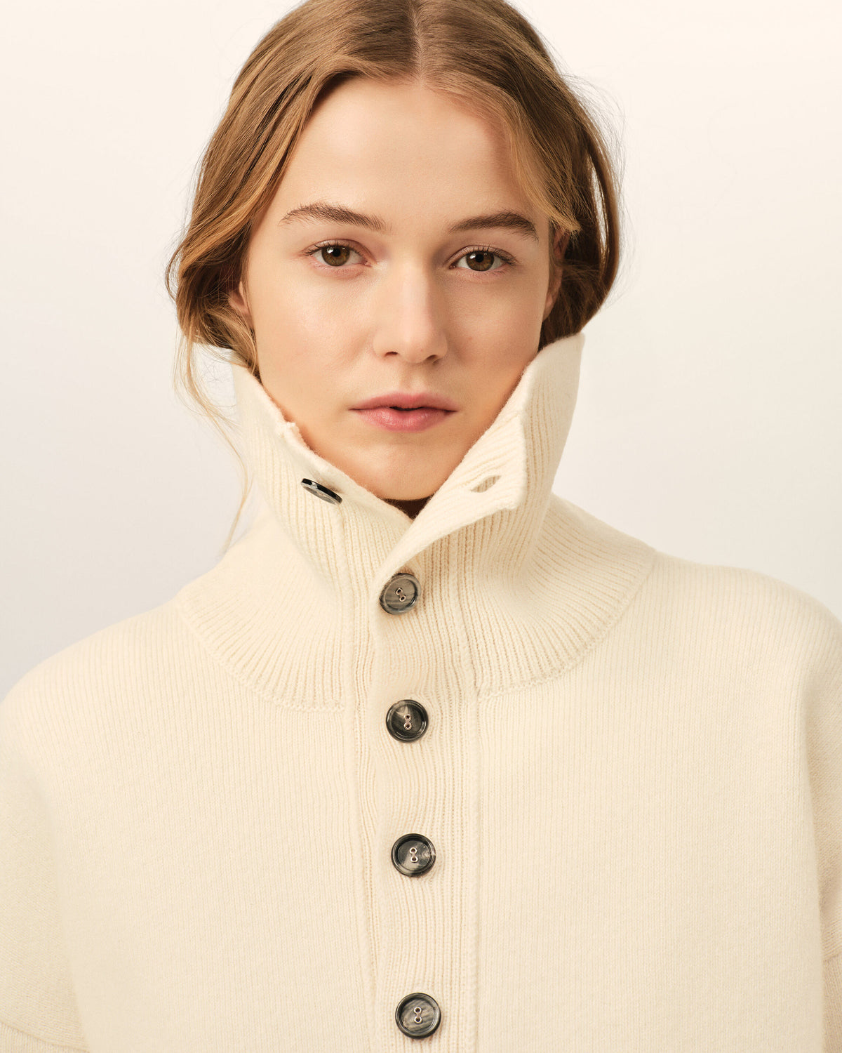 Pull blanc col montant boutonné en laine - 10