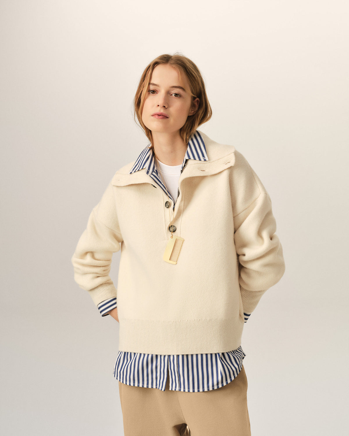 Pull blanc col montant boutonné en laine - 8