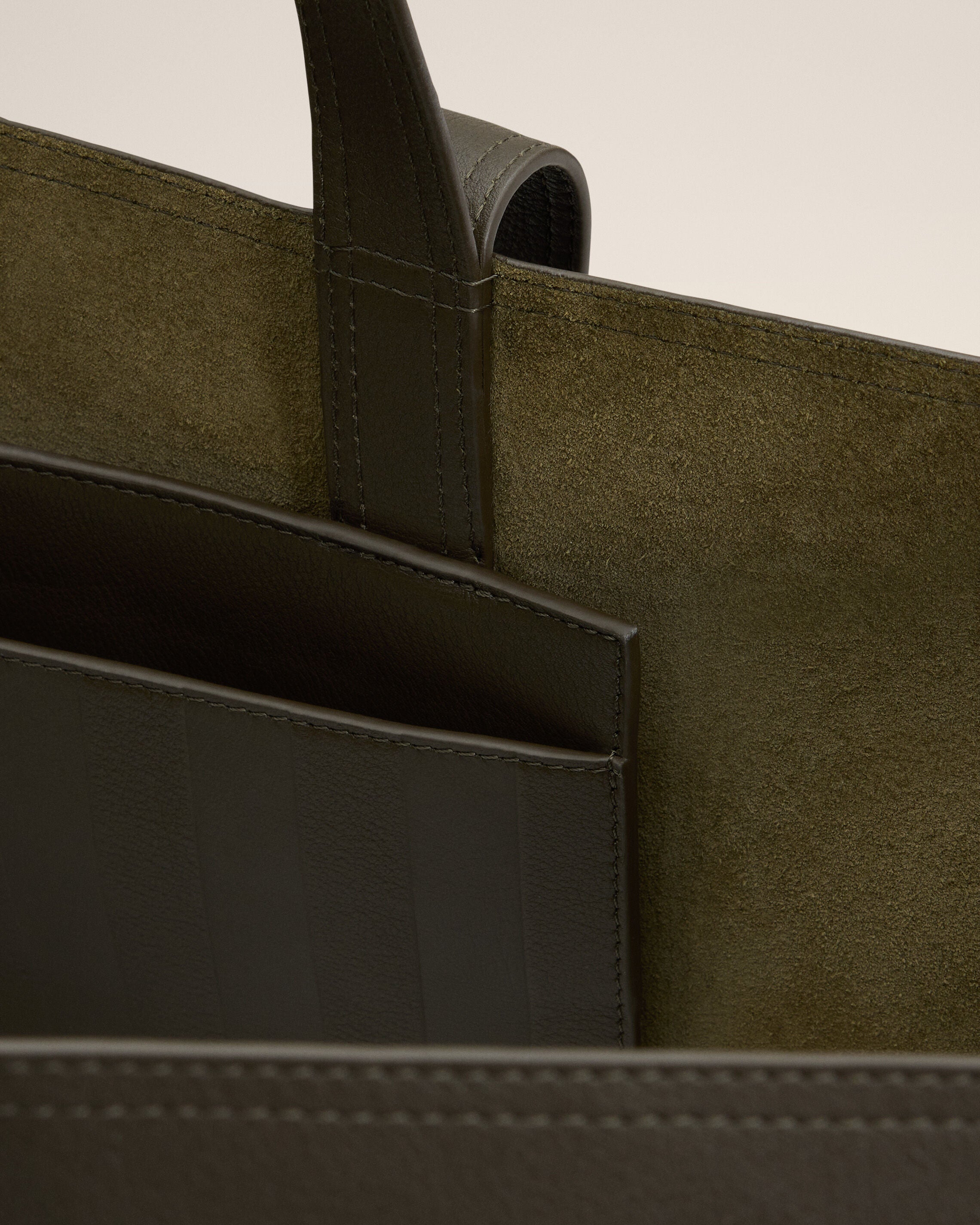 グリーン レザー ミディ マキシ トートバッグ 377 | AMI PARIS