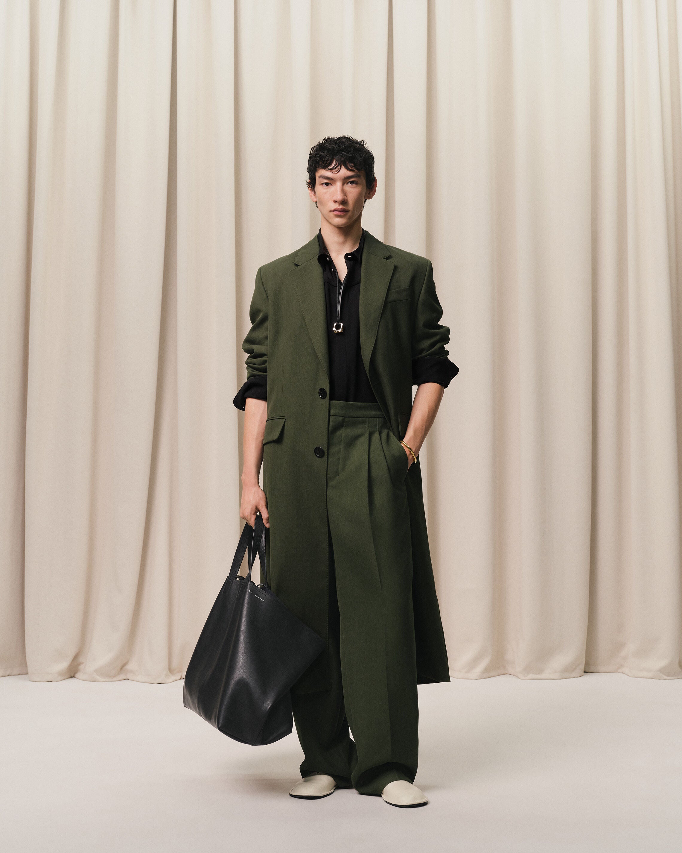 ブラック レザー ミディ トートバッグ ブラック | AMI PARIS