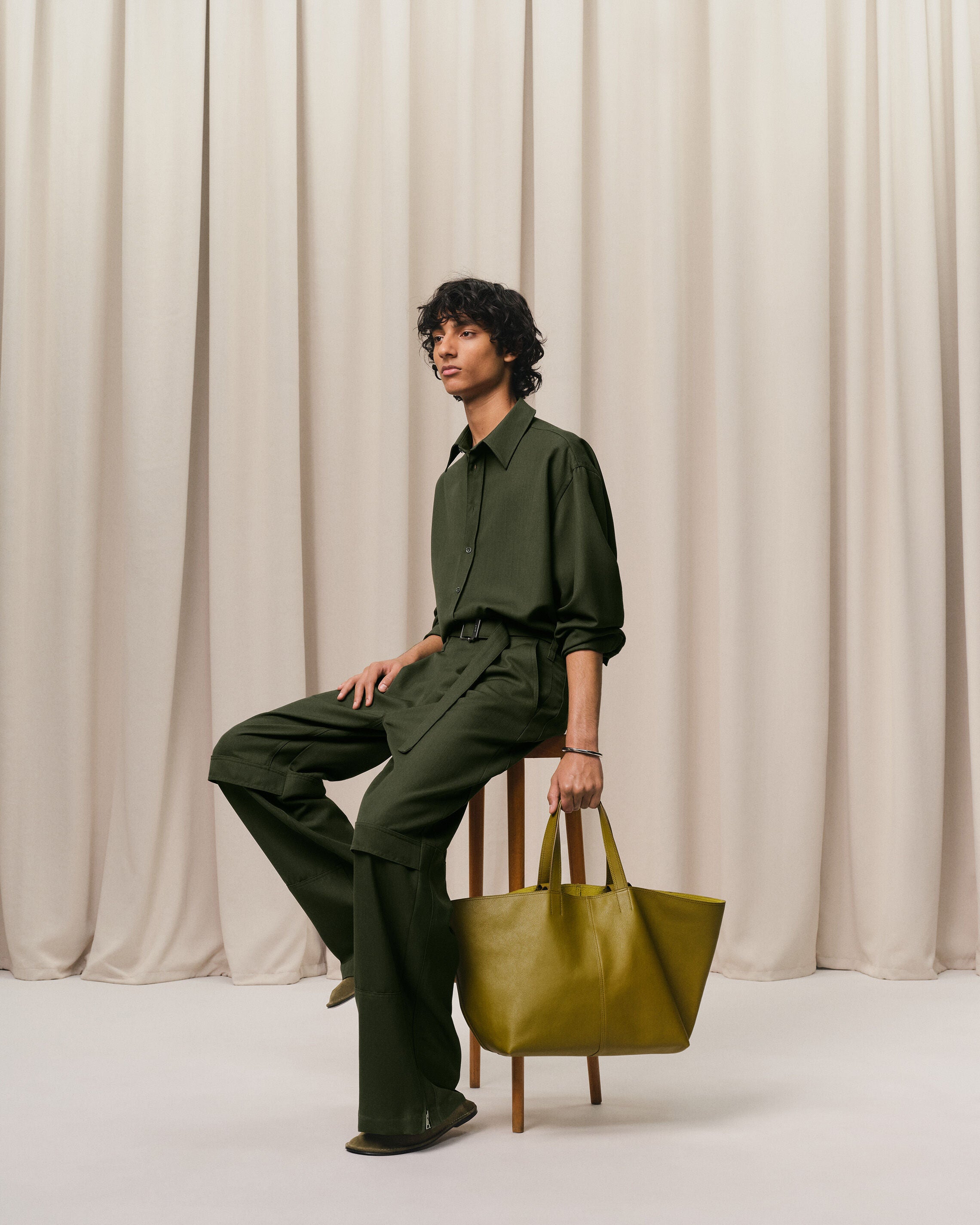 カーキ レザー ミディ トートバッグ 374 | AMI PARIS