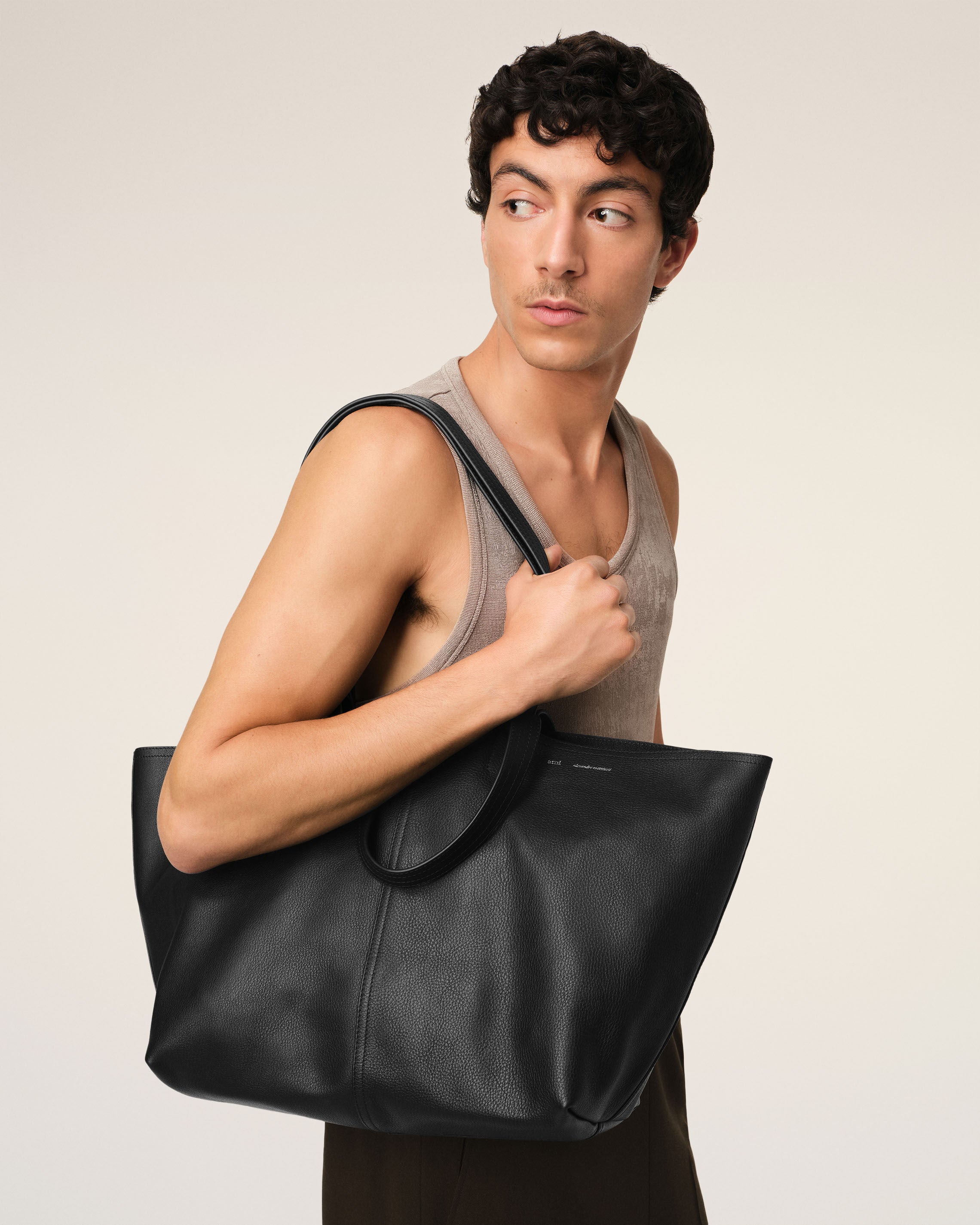 ブラック レザー ミディ トートバッグ ブラック | AMI PARIS