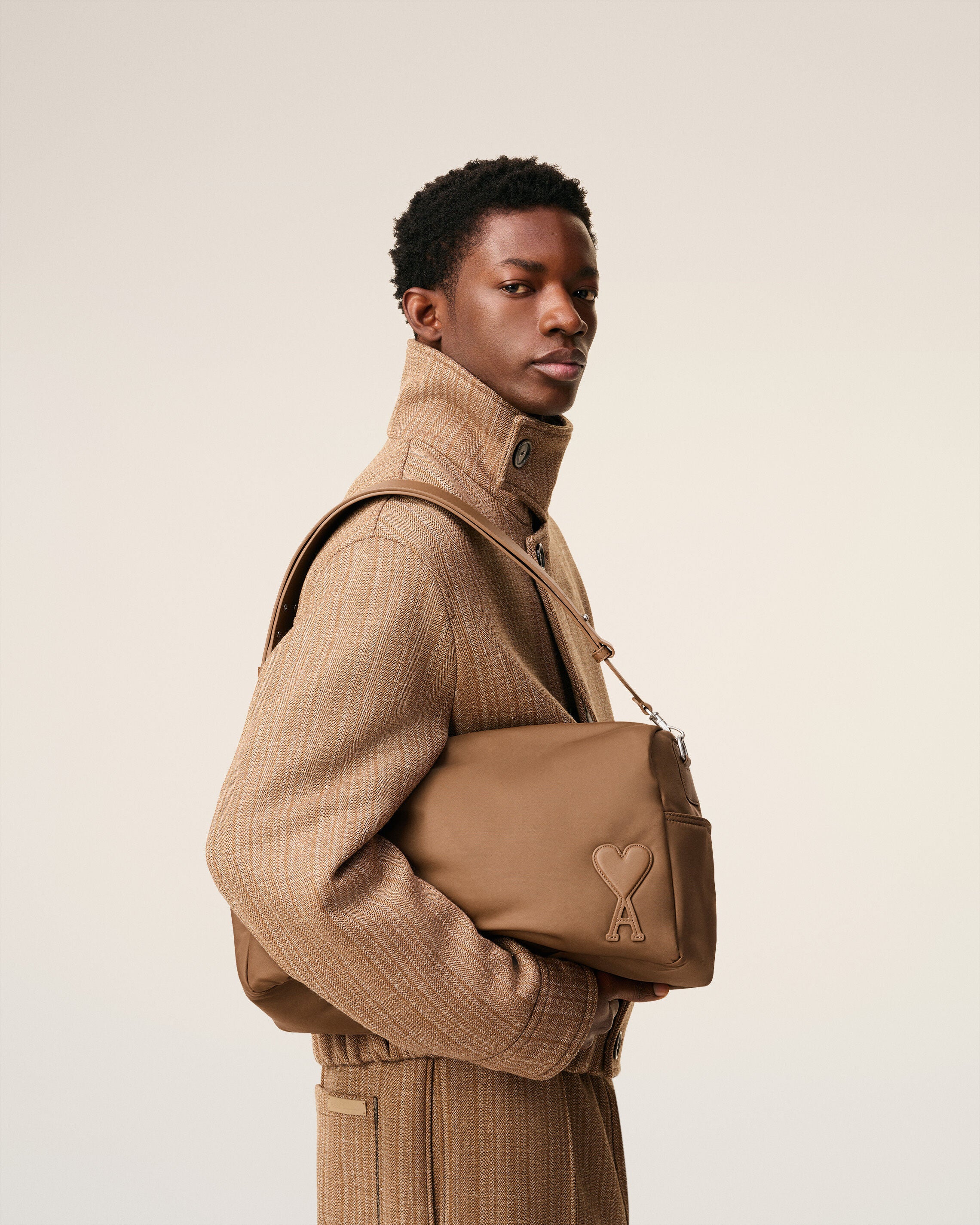 未使用　AMI Paris Marcel マイセル　ナイロン　ショルダーバッグ 上品さ【AMI PARIS】ナイロンキャンバス Marcel LunchBox バッグ (AMI