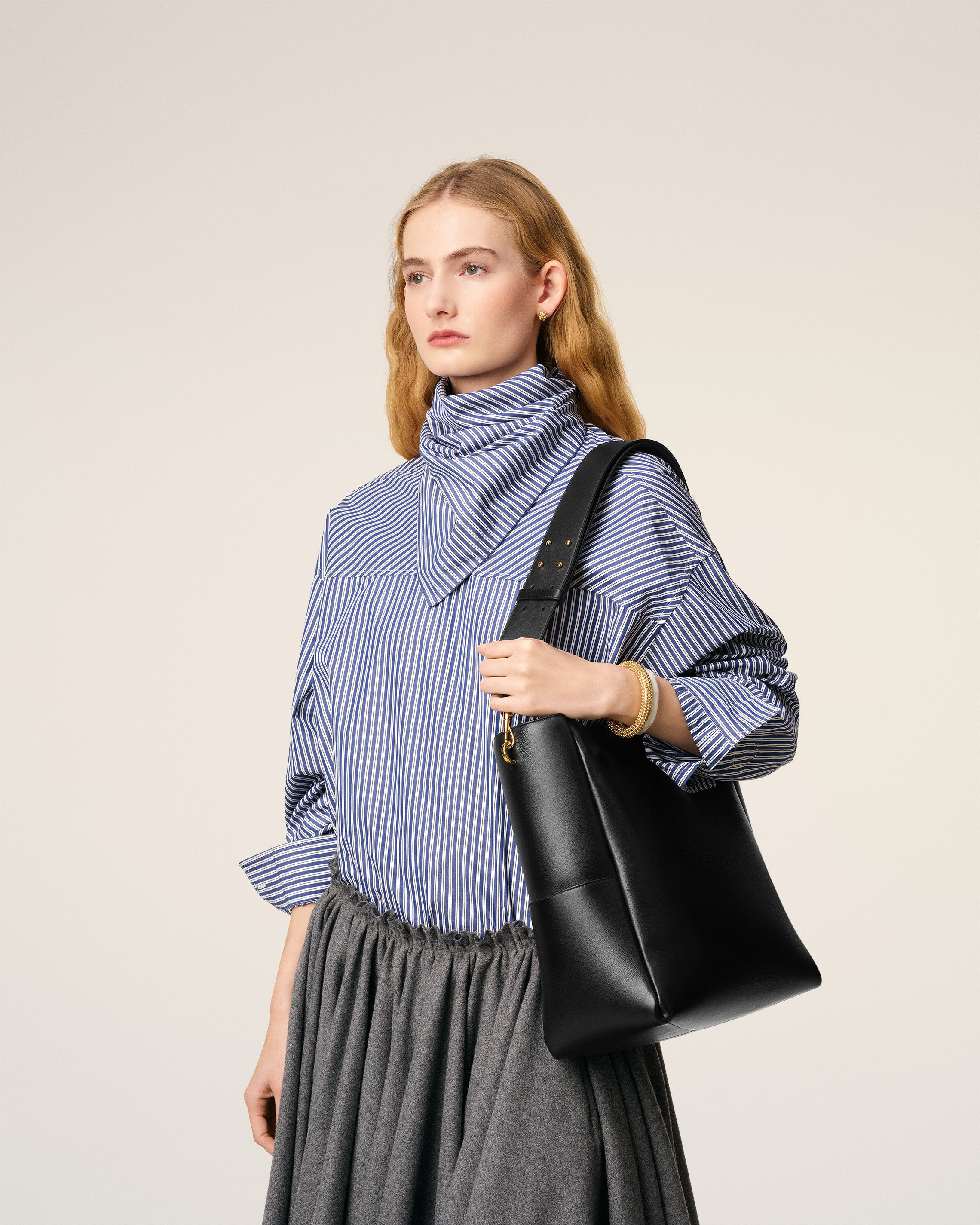ami ブラックバケット AMI PARIS Paris Paris Smooth Leather Bucket Bag AMI