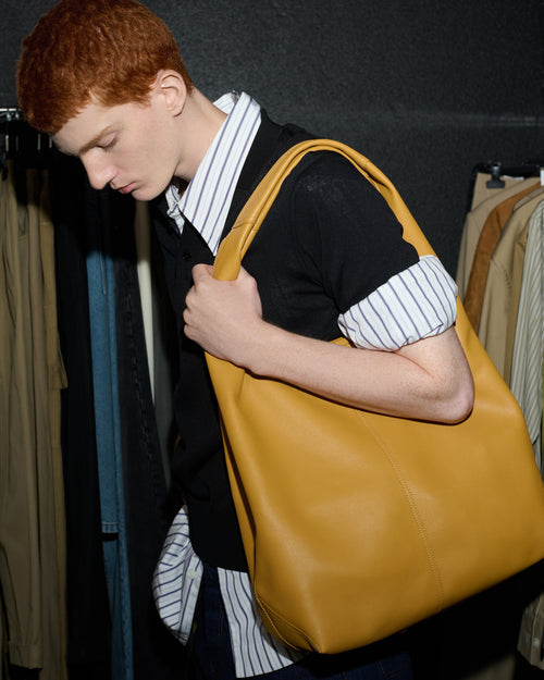 Sac Hobo Etienne Jaune en Cuir De Taurillon - Homme - 7 - AMI Paris - Ami Paris