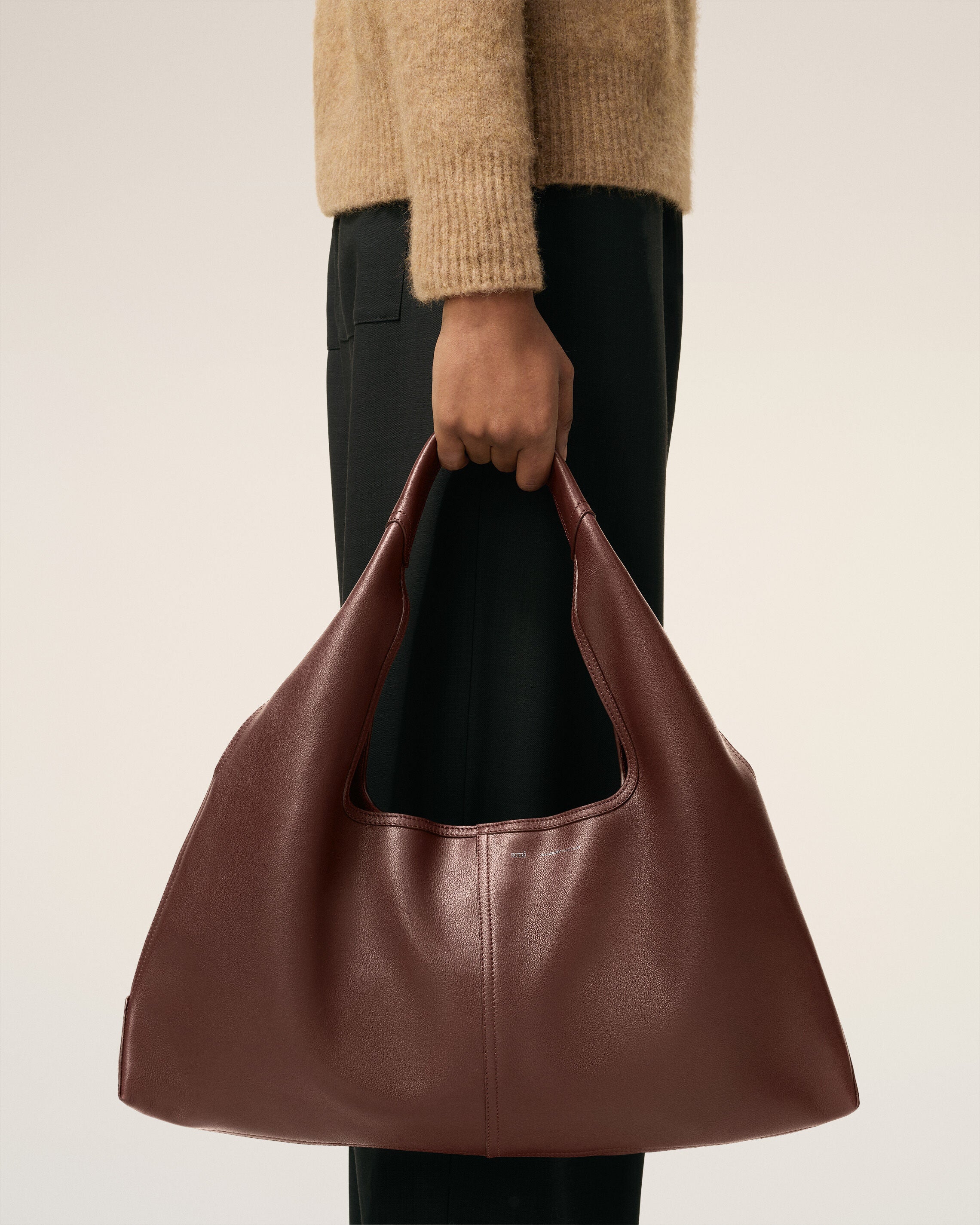 Etienne Schultertasche aus geschmeidigem Leder in Burgundy - 2