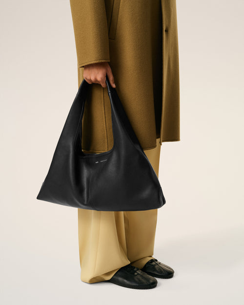 Sac Porte Epaule Etienne Noir en Cuir De Taurillon - 2 - Ami Paris