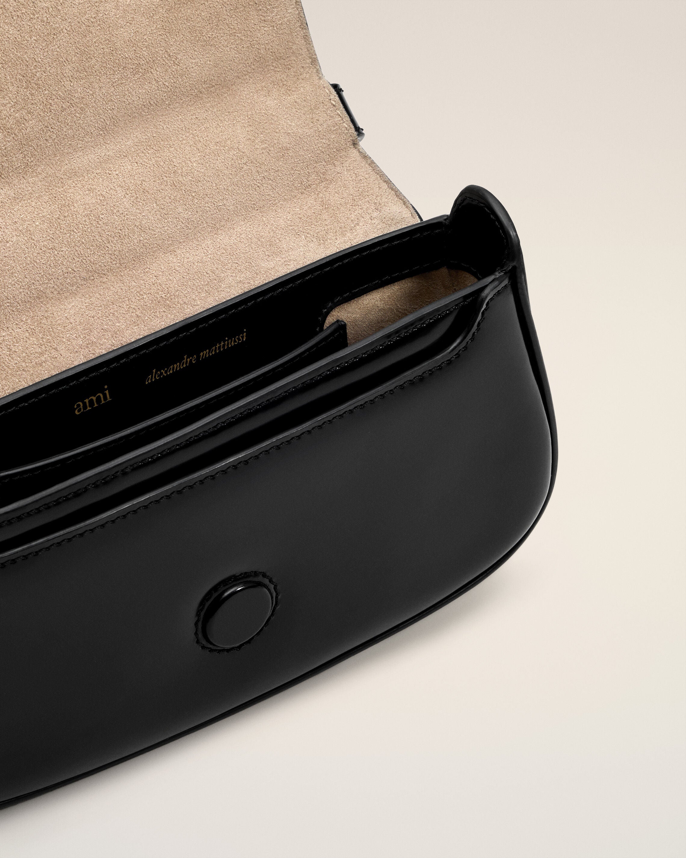 Parismer11個 BLACK Black Glazed Leather Small Crossbody Paris Paris Bag | AMI PARIS