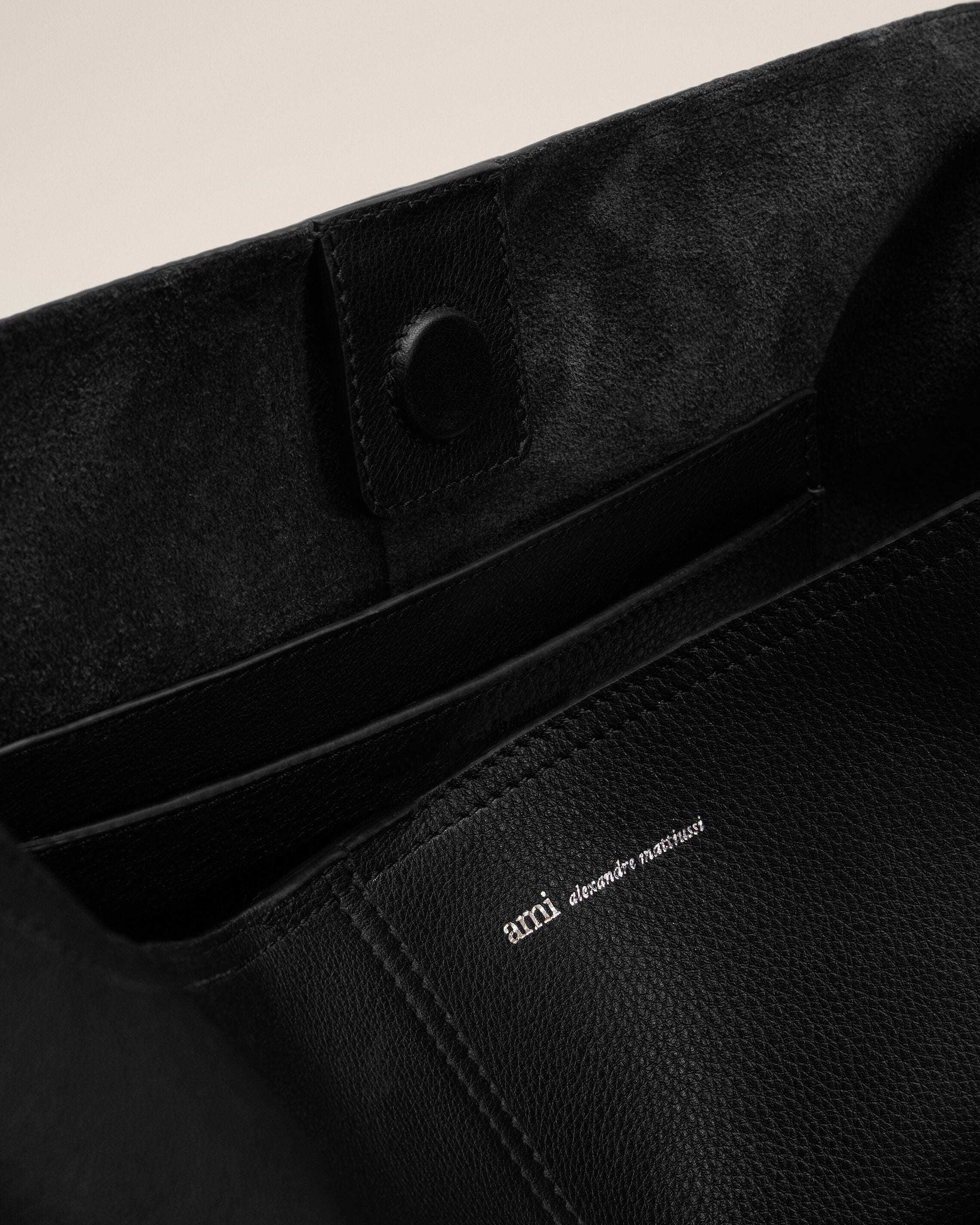 Sac Porte Croisé Etienne Noir en Cuir De Taurillon - 6