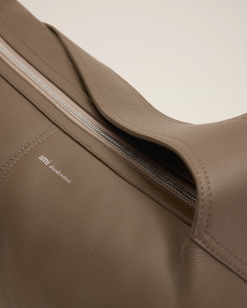 Petit sac crossbody Etienne marron en cuir de taurillon - Homme - 5 - AMI Paris - Ami Paris