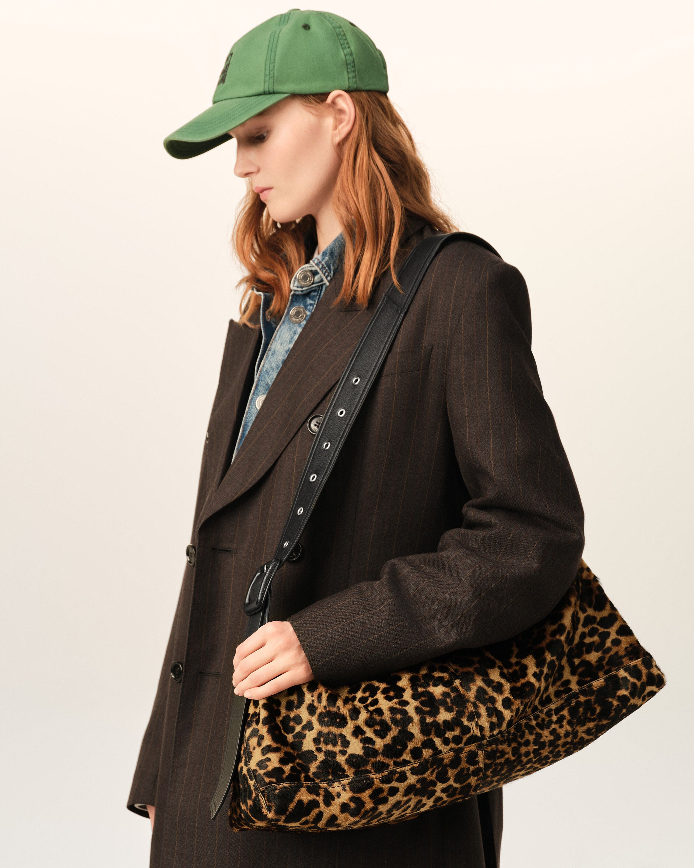Bolso bandolera Etienne pequeño de piel de vacuno con estampado de leopardo - 9