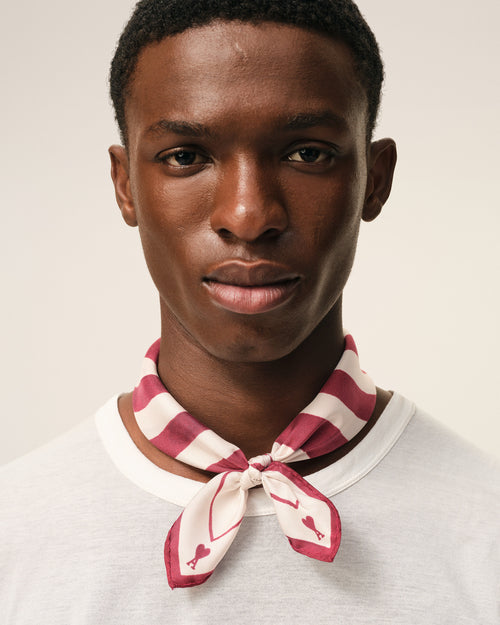 Foulard Rouge Place Des Victoires en Soie - 2 - Ami Paris