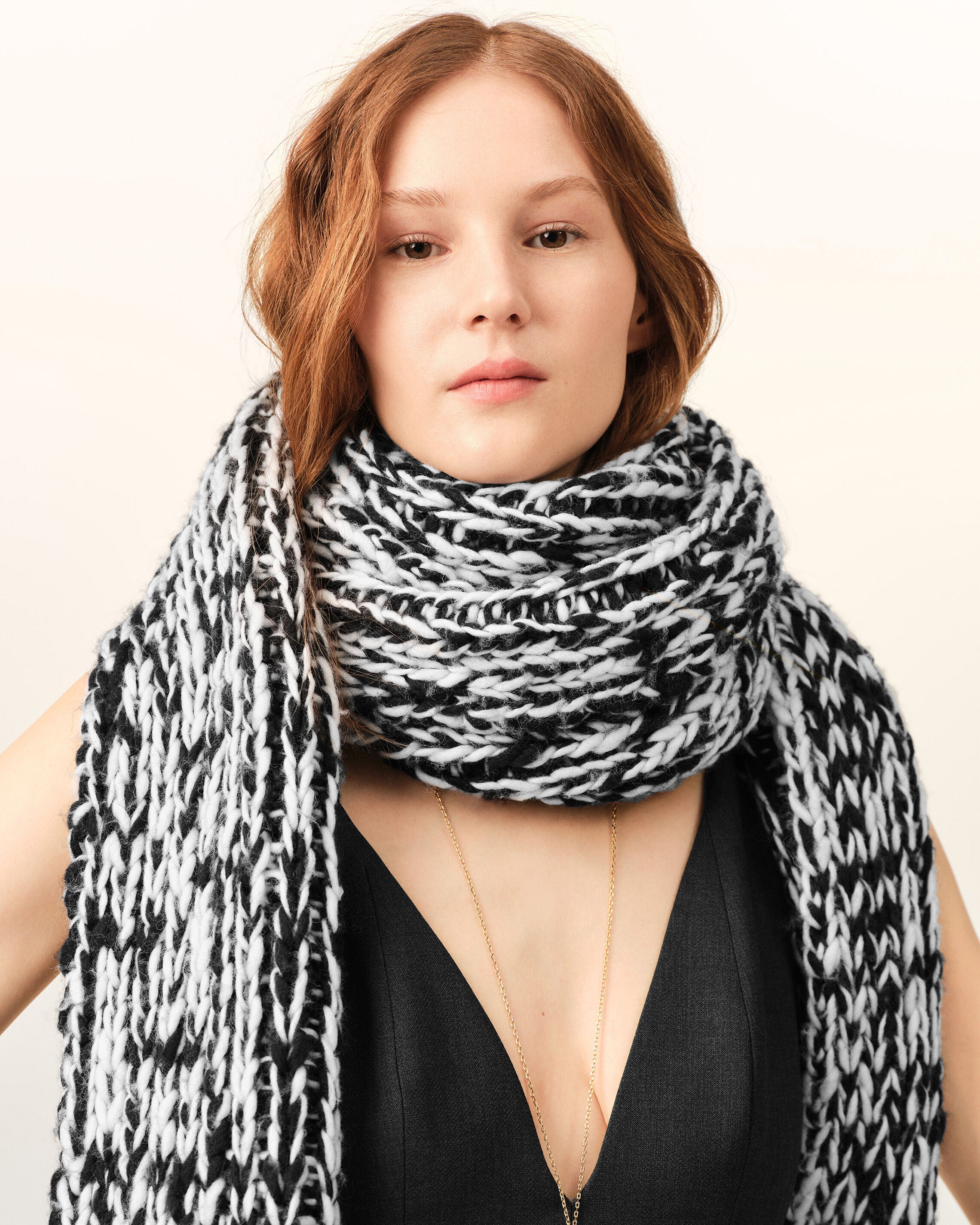 Bicolor black and white wool knit scarf - 5