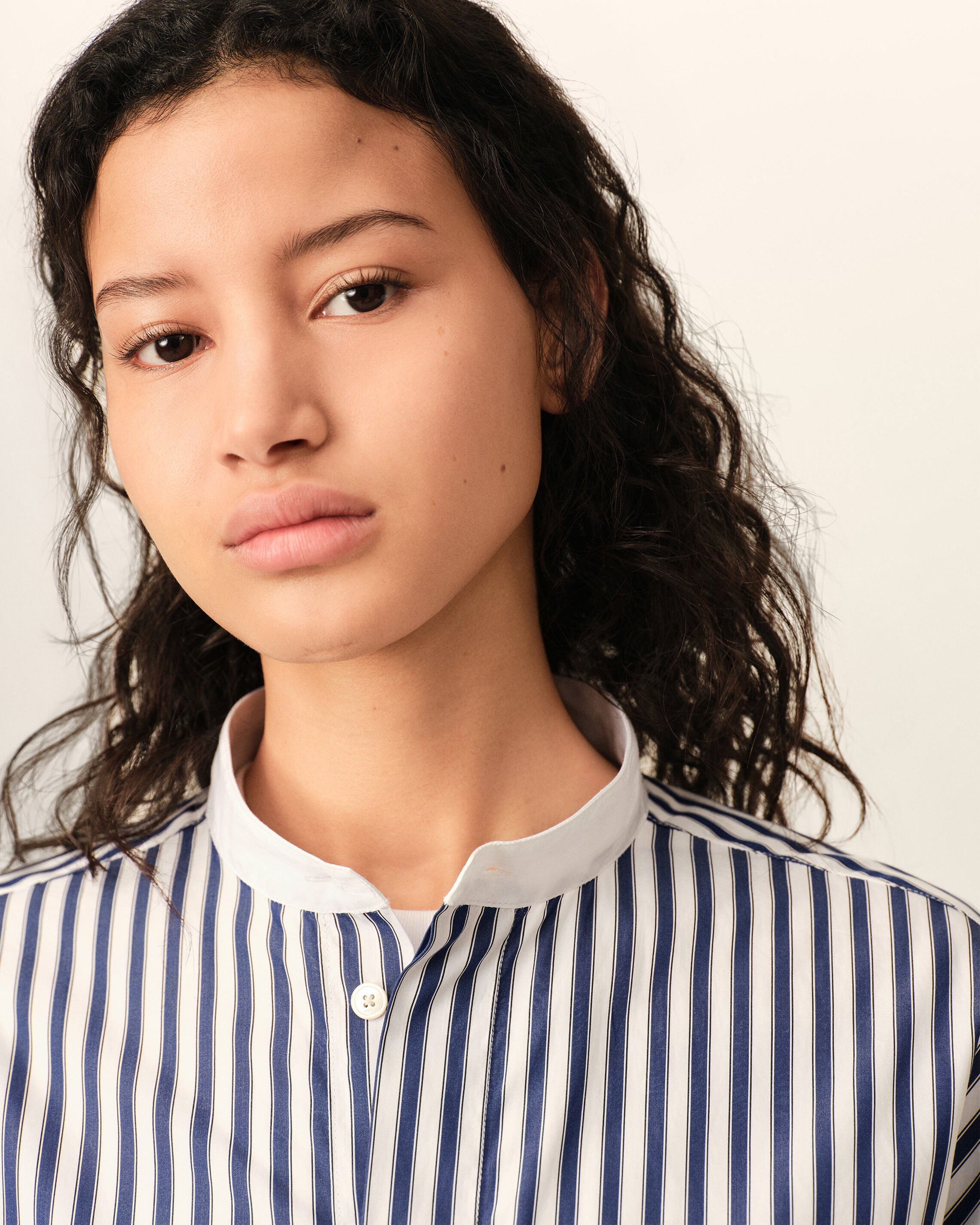 Camisa de algodón azul a rayas anchas con cuello desmontable - 13