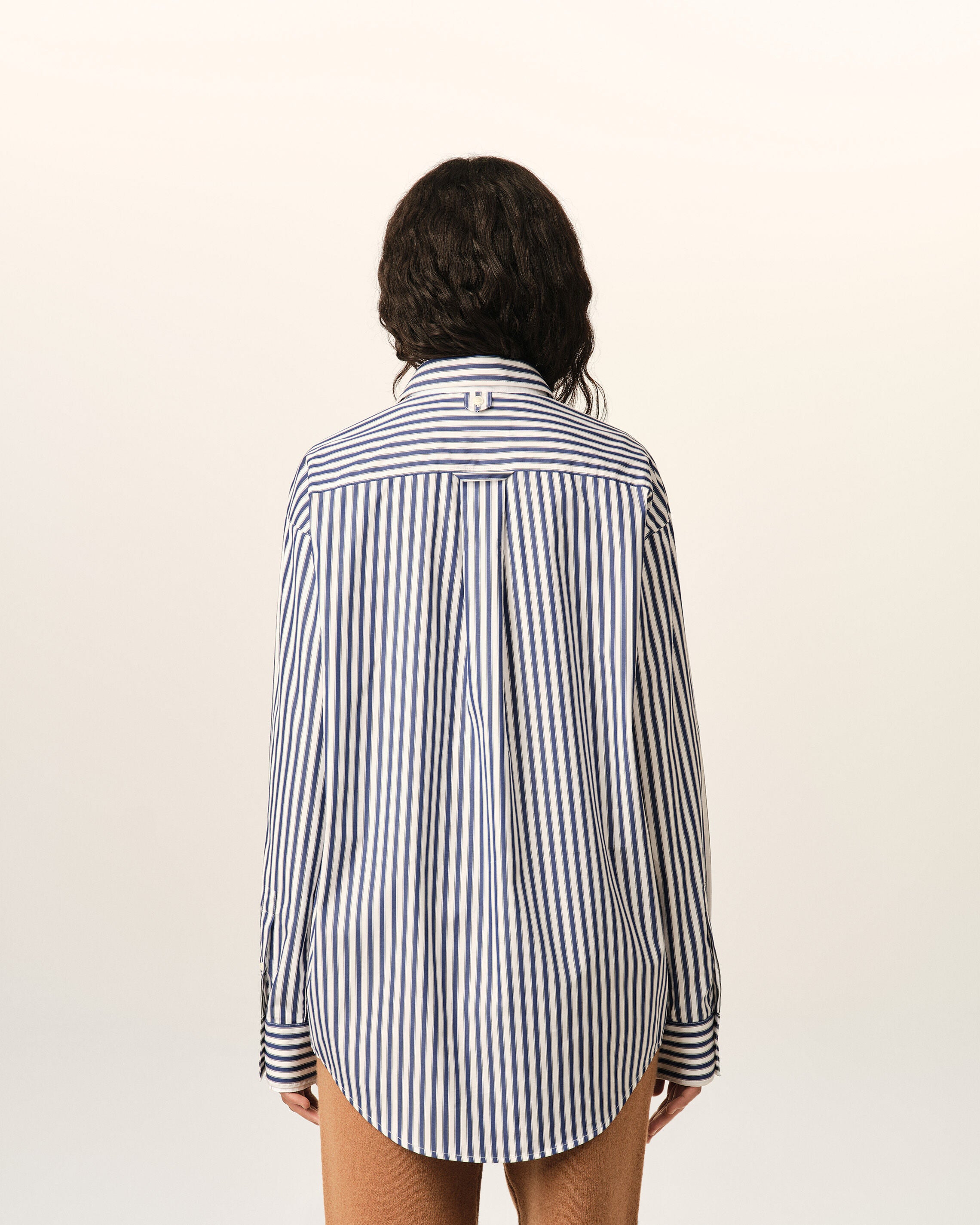 Camisa de algodón azul a rayas anchas con cuello desmontable - 11