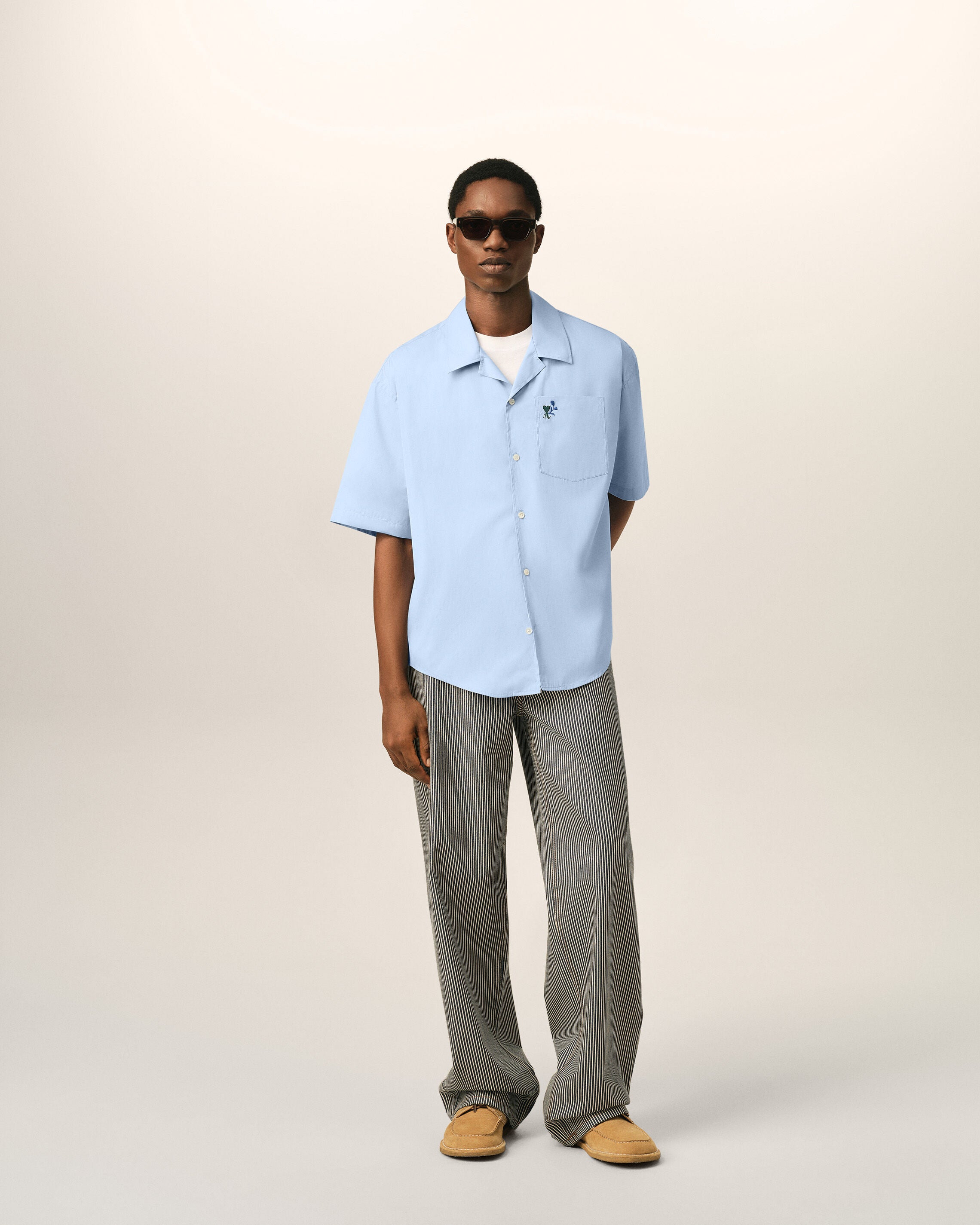 Blue boxy cotton short-sleeve shirt with Ami de Coeur tulip - 3
