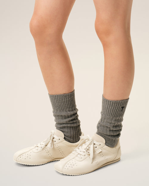 Zapatillas deportivas suaves de piel de vaca blanca - 4 - Ami Paris