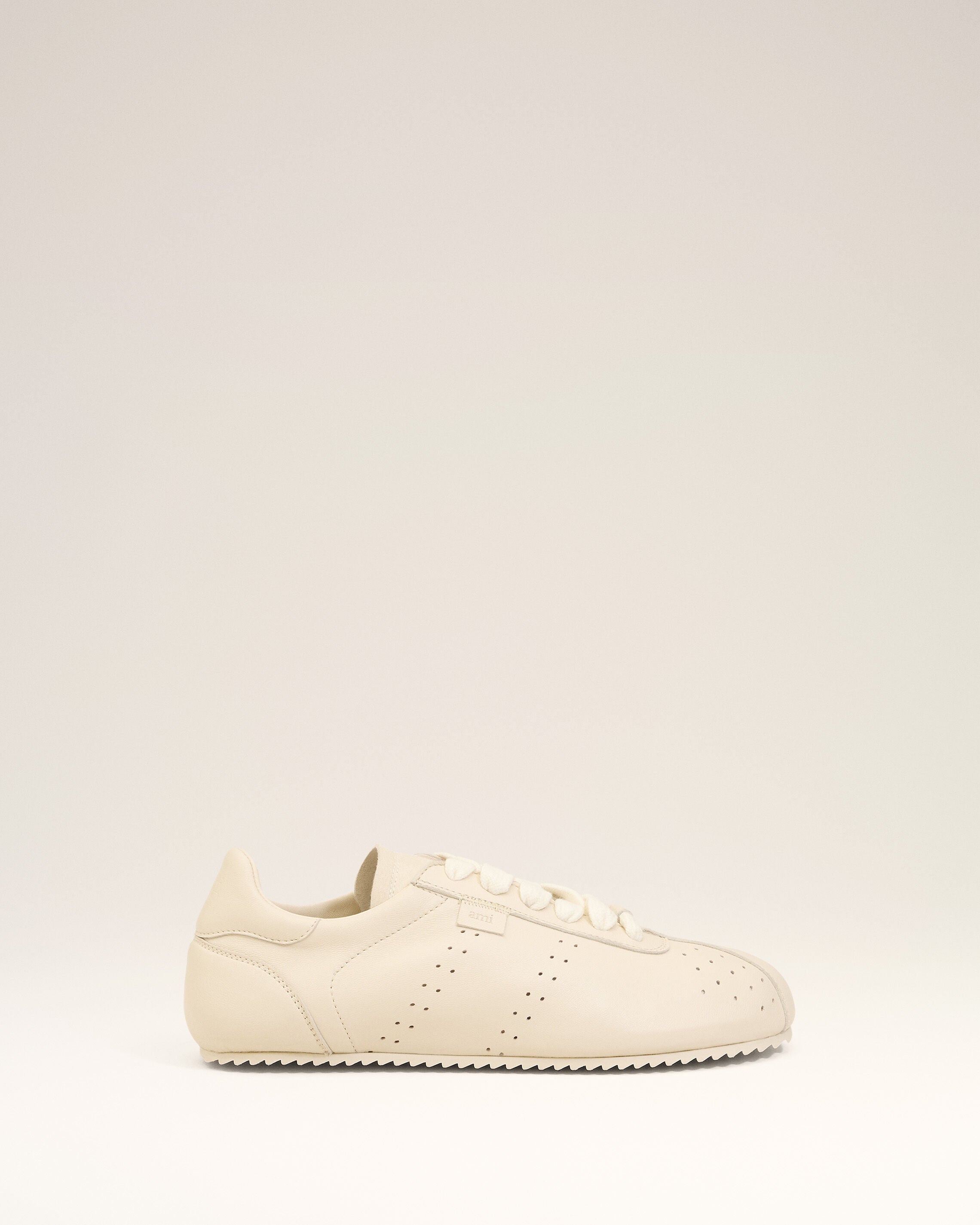 ホワイト スムースレザー A Walk ロートップ スニーカー ホワイト