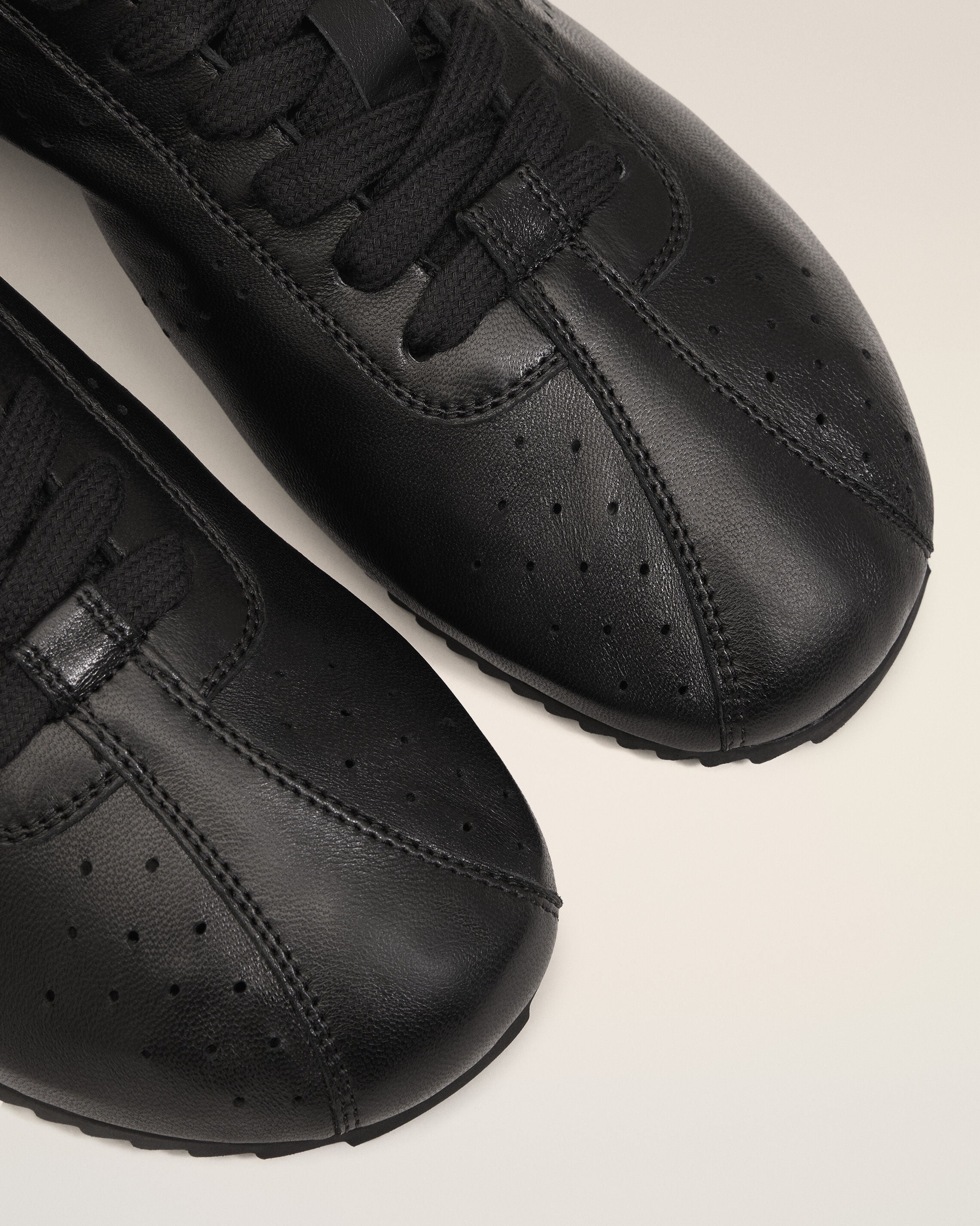 BLACK Black Smooth Leather Low Top Step Sneakers | AMI PARIS