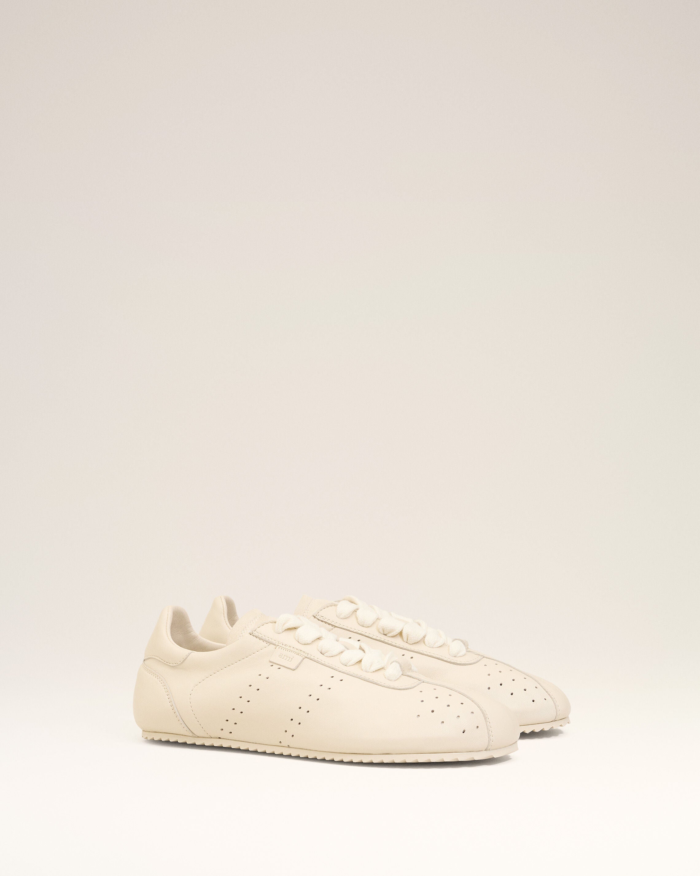IVORY White Smooth Leather Low Top Step Sneakers | AMI PARIS
