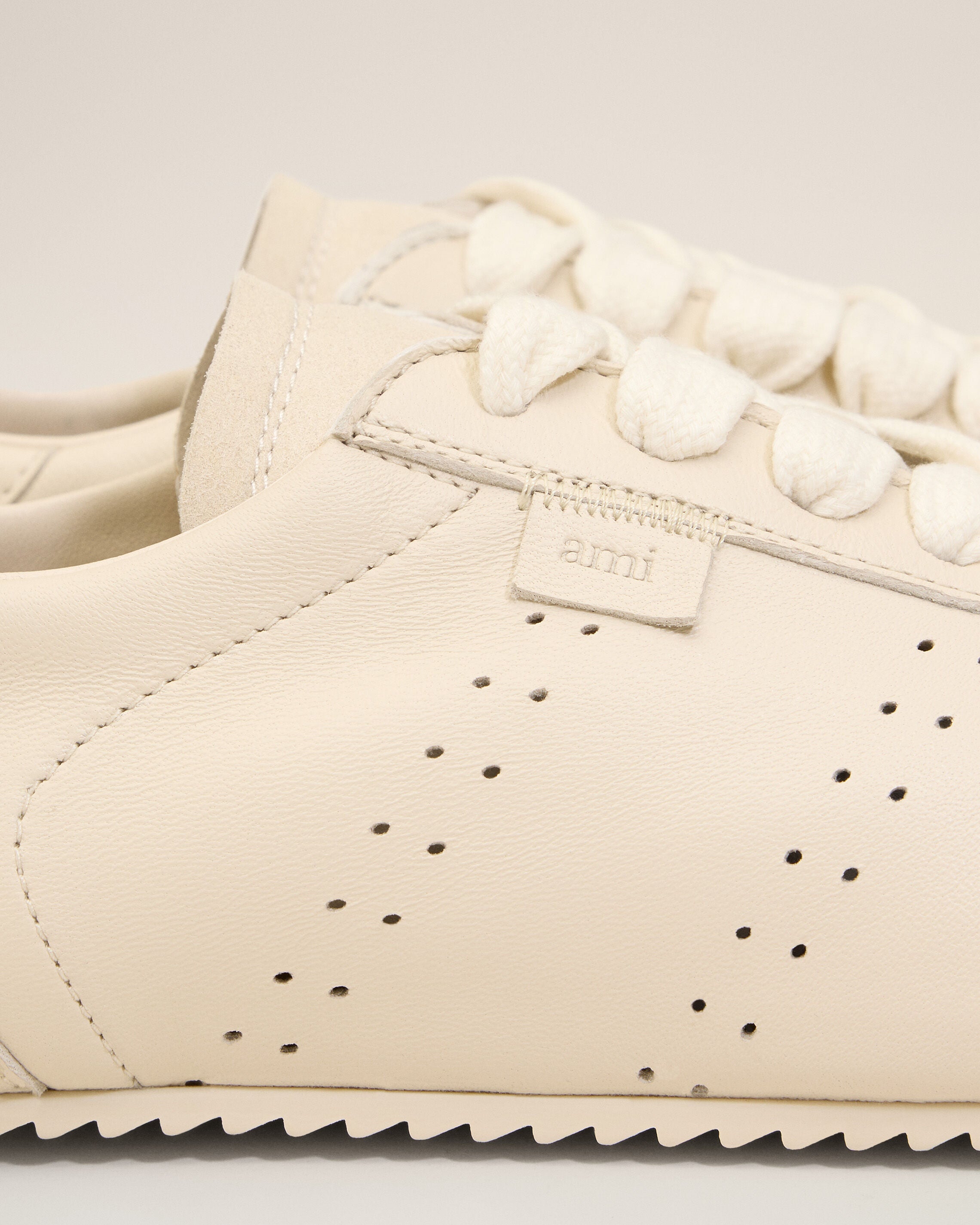 IVORY White Smooth Leather Low Top Step Sneakers | AMI PARIS
