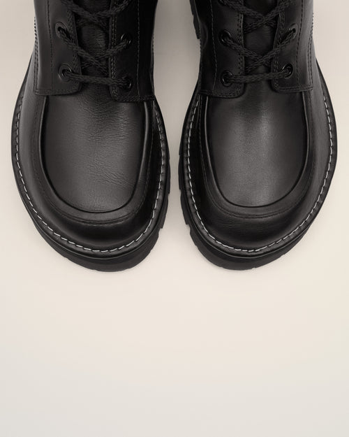 Anatomisch geformte Schnürstiefel aus schwarzem Leder - 9 - Ami Paris