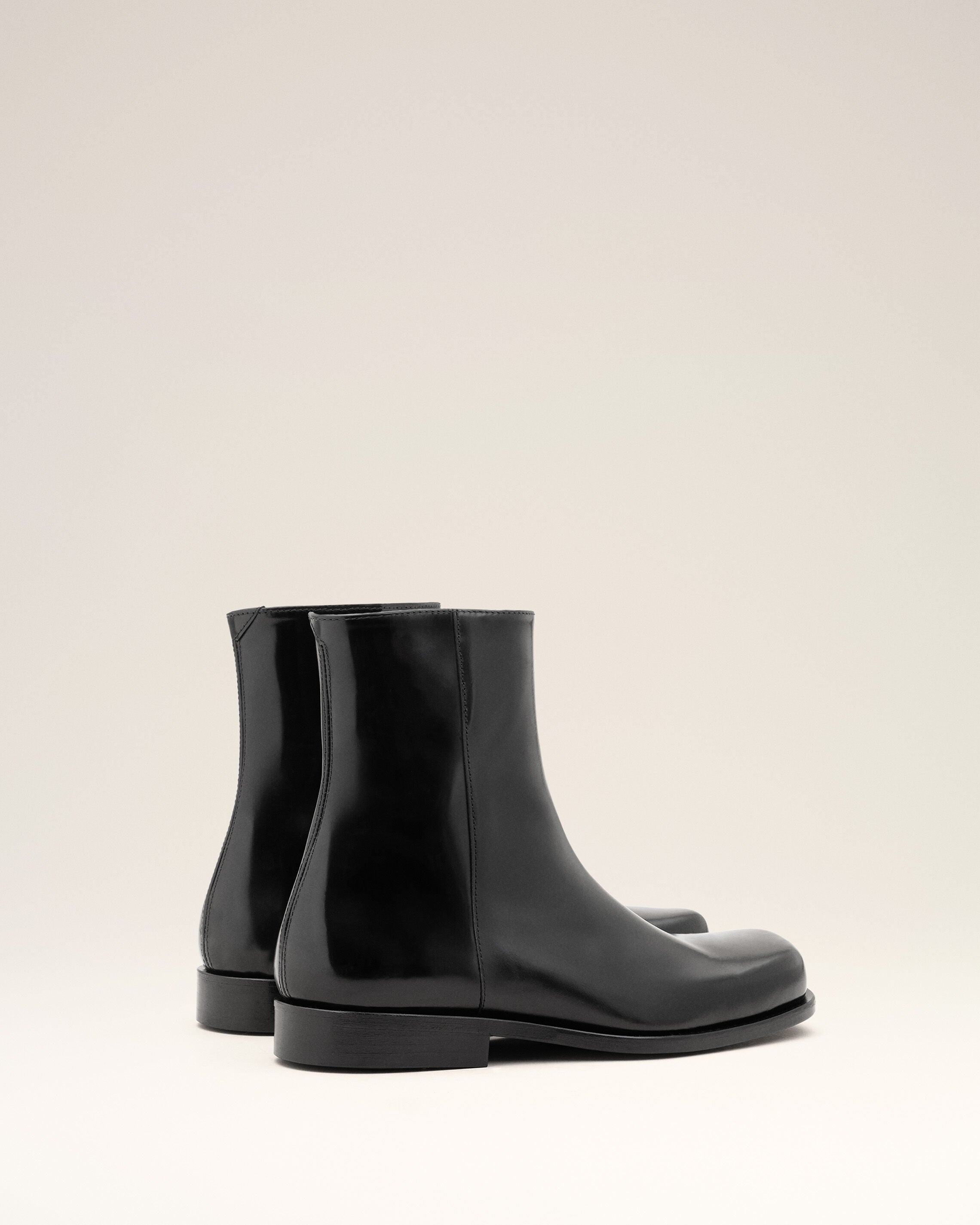 アコ BLACK Black Cow Leather Ankle Boots | Ami Paris